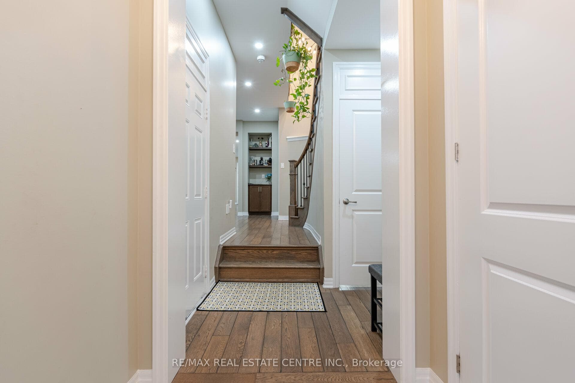 1446 Farmstead Drive photo 4