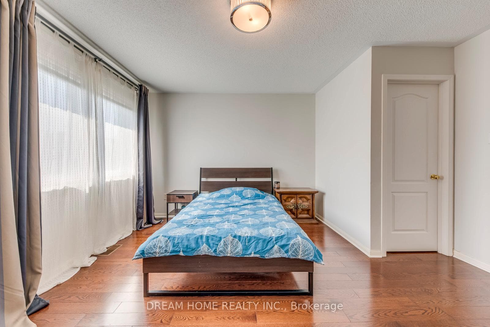 1281 GLENROSE Crescent photo 25