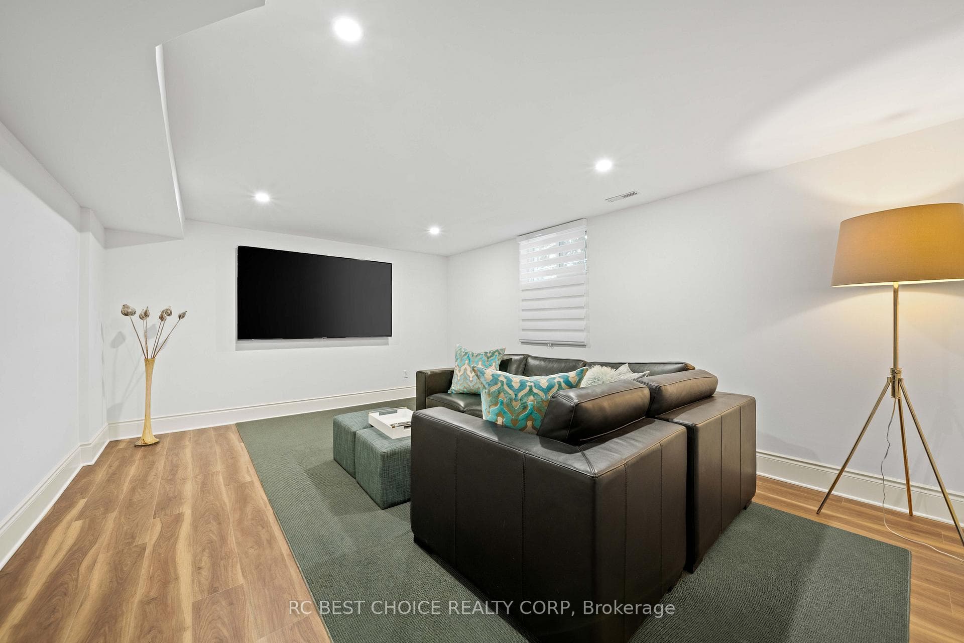 1577 Gloucester Road photo 34