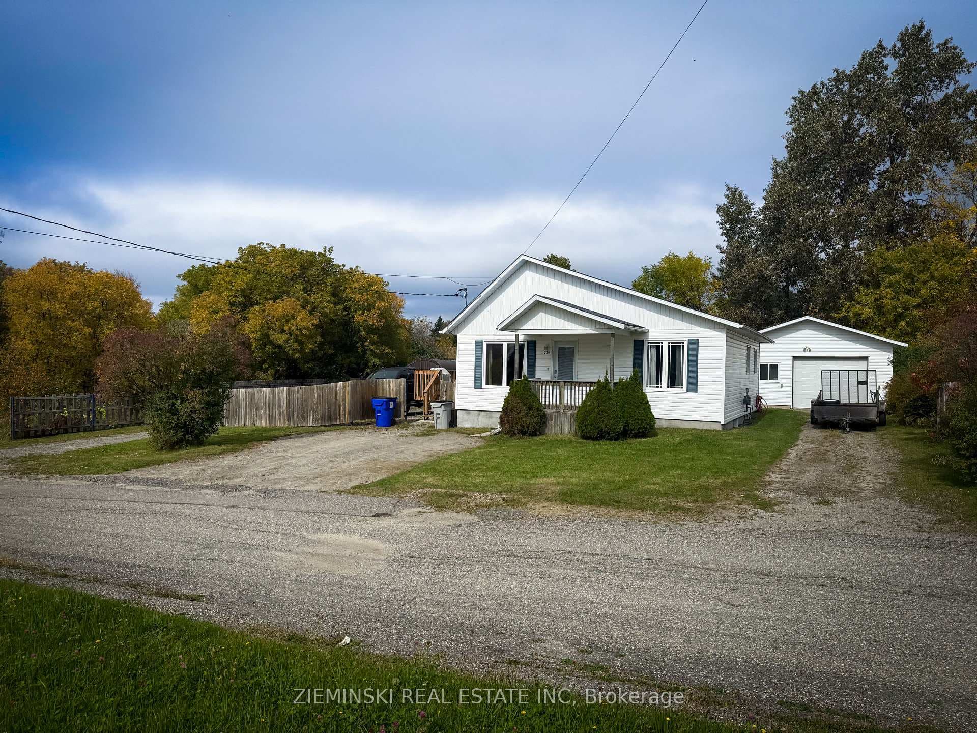 216 Powerline Avenue photo 1