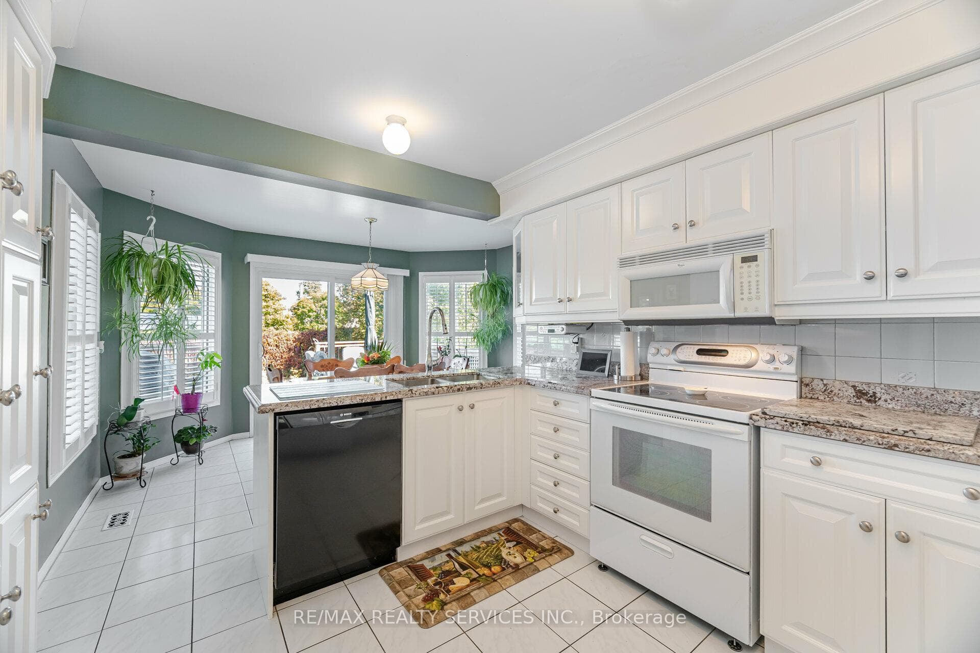31 Newbury Crescent photo 9