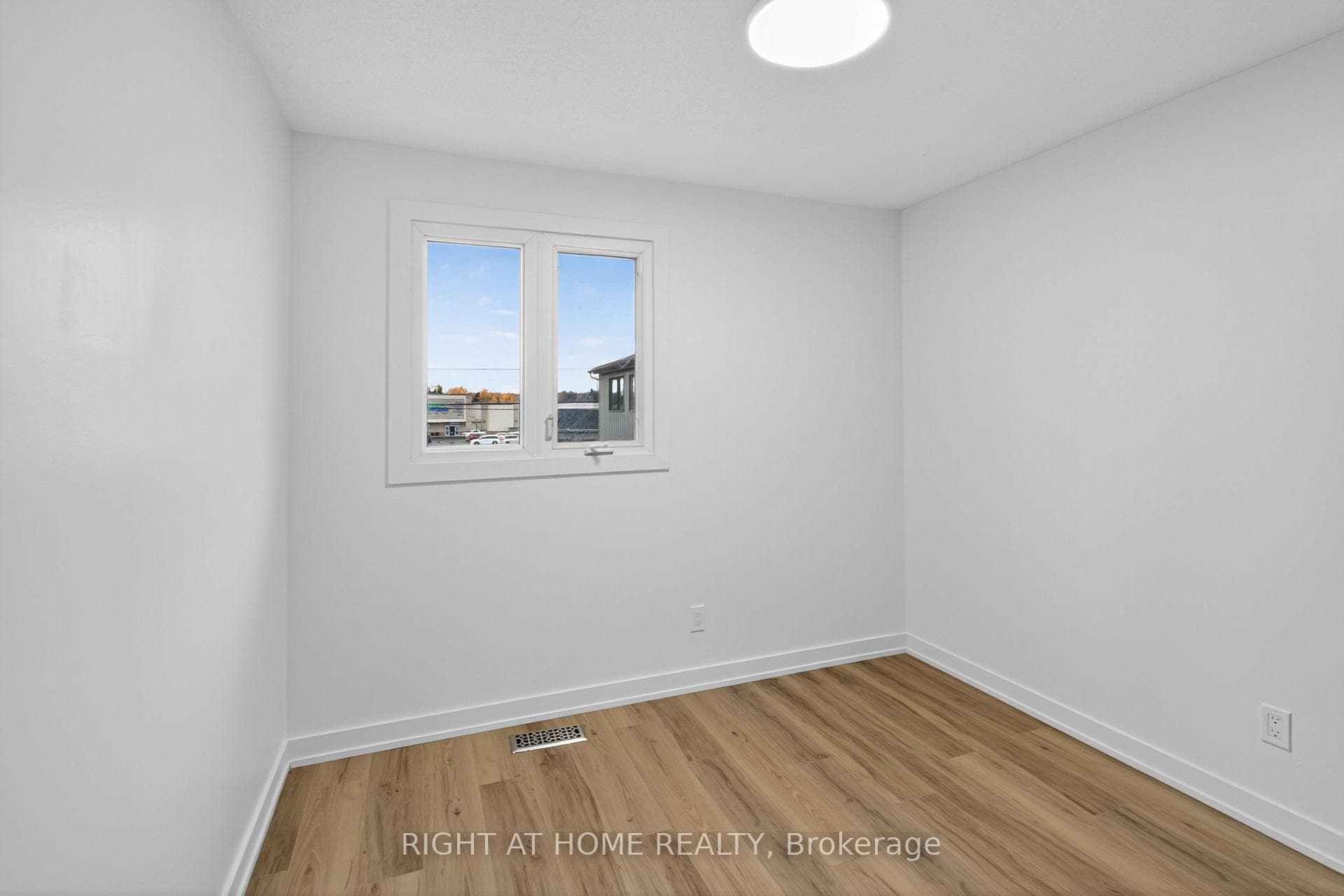 2311 Stonehenge Crescent photo 24