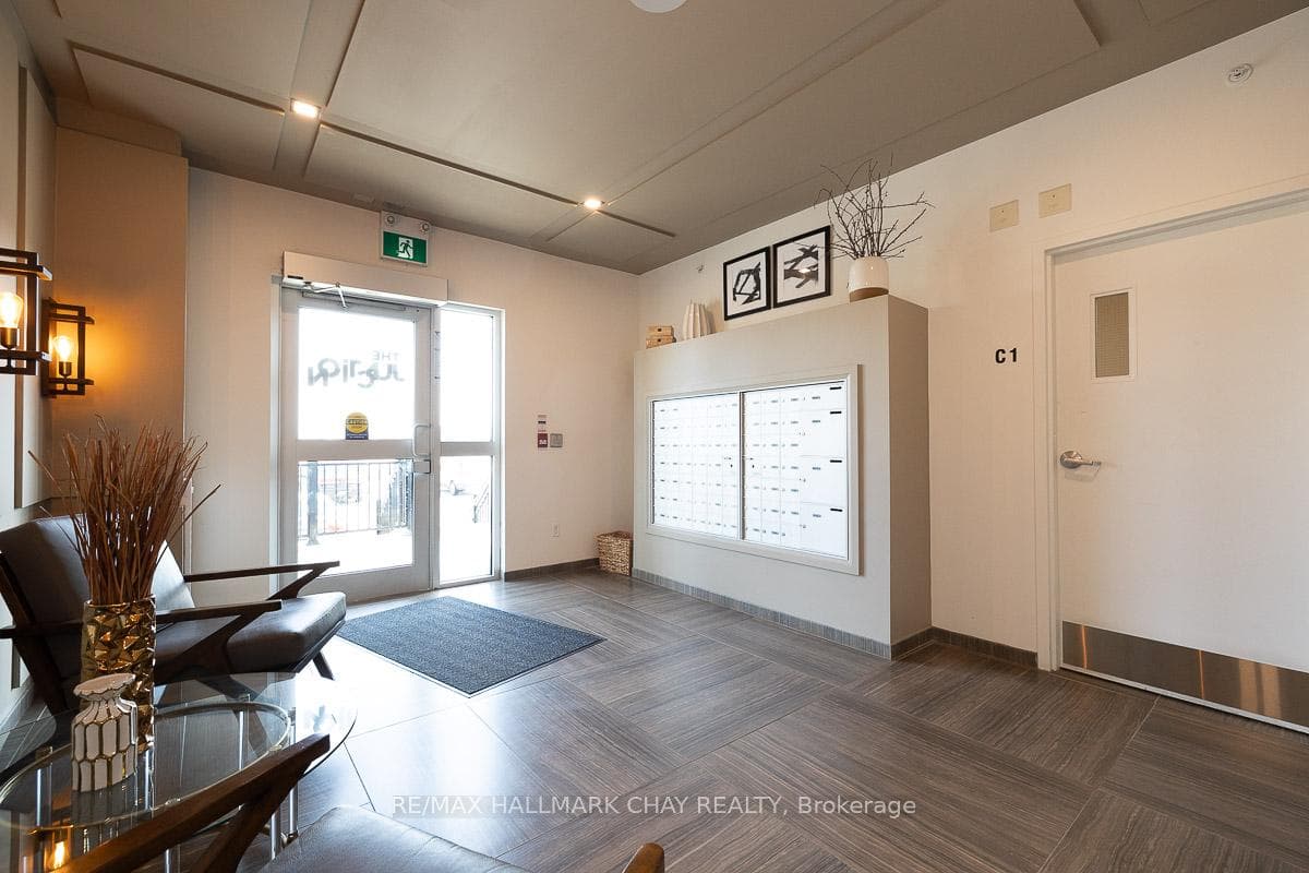 299 Cundles Road Unit 402 photo 3