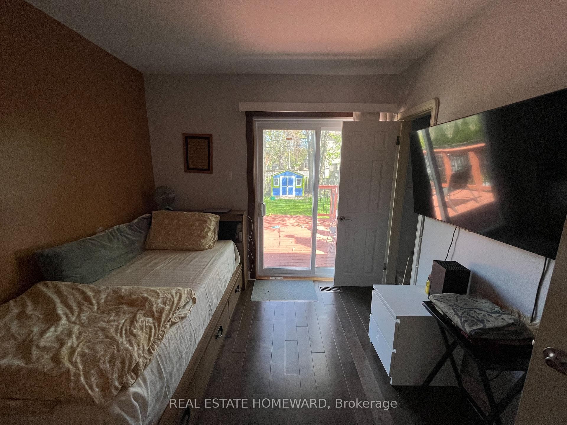 137 Harewood Avenue photo 9