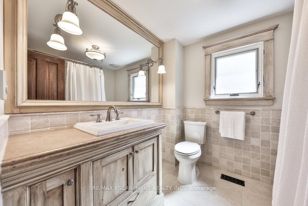 1567 Steveles Crescent photo 14