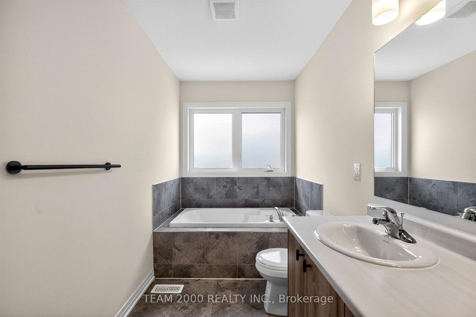 474 Adelaide Street photo 32