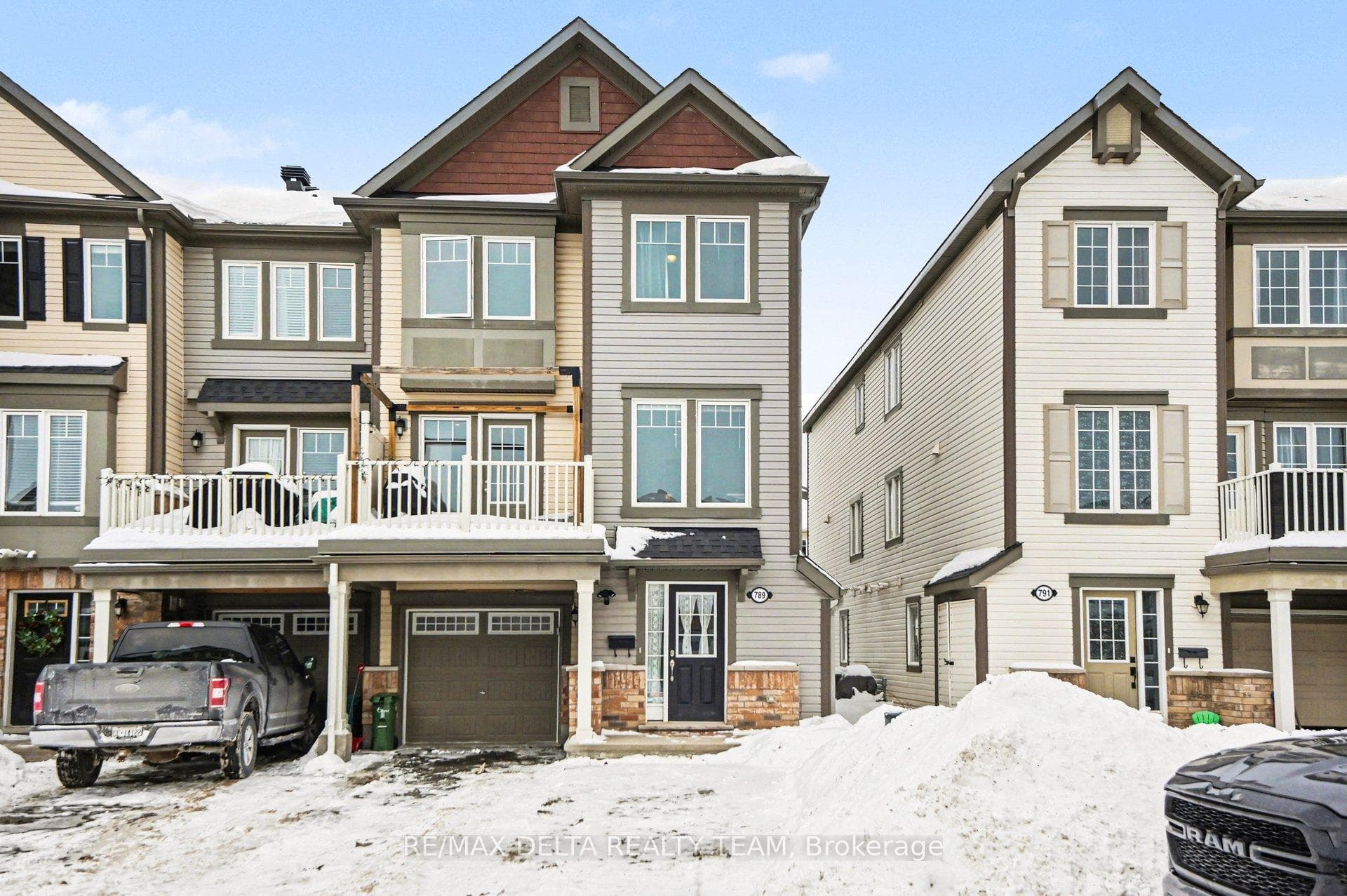 789 Mayfly Crescent photo 1