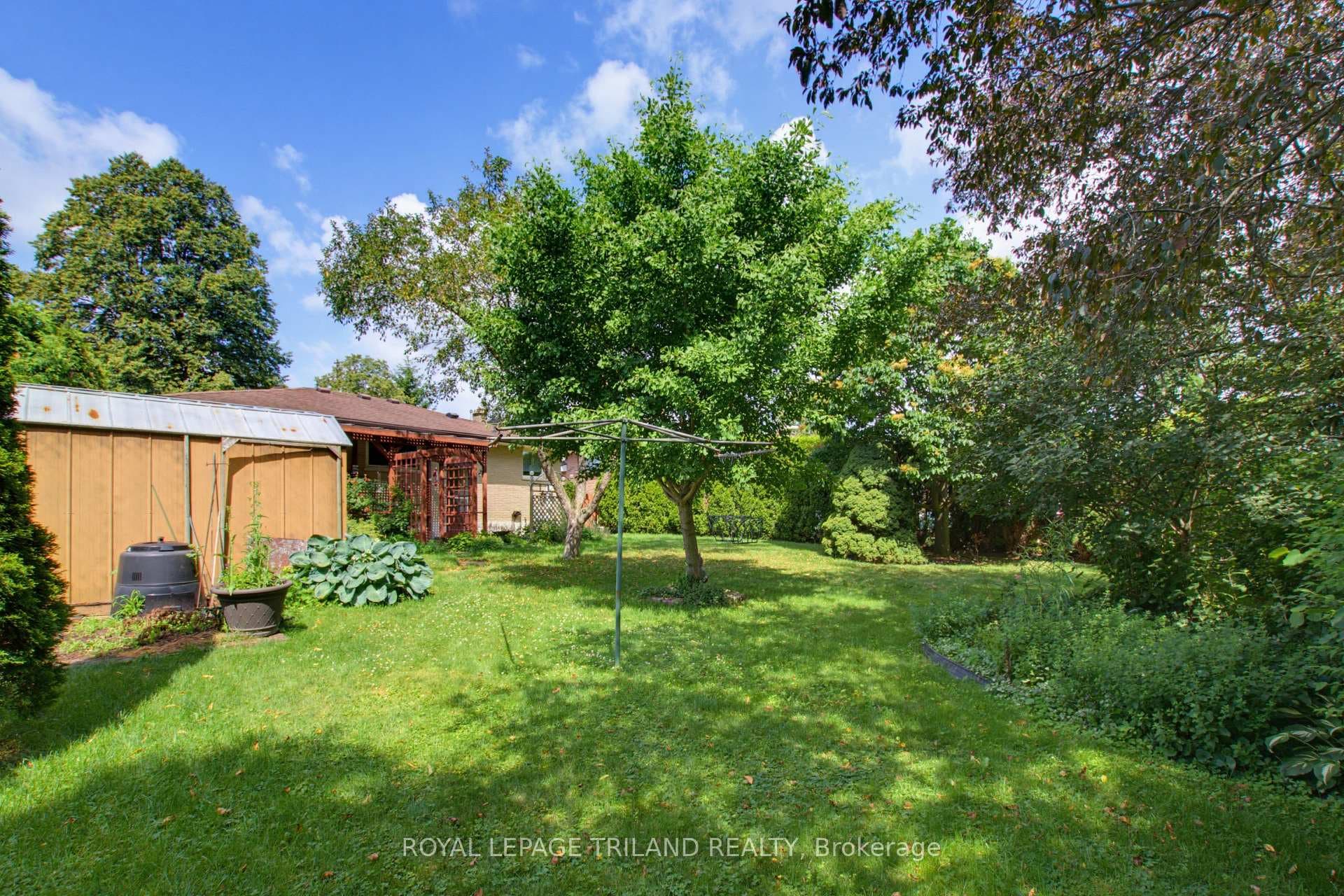 115 Champlain Crescent photo 32