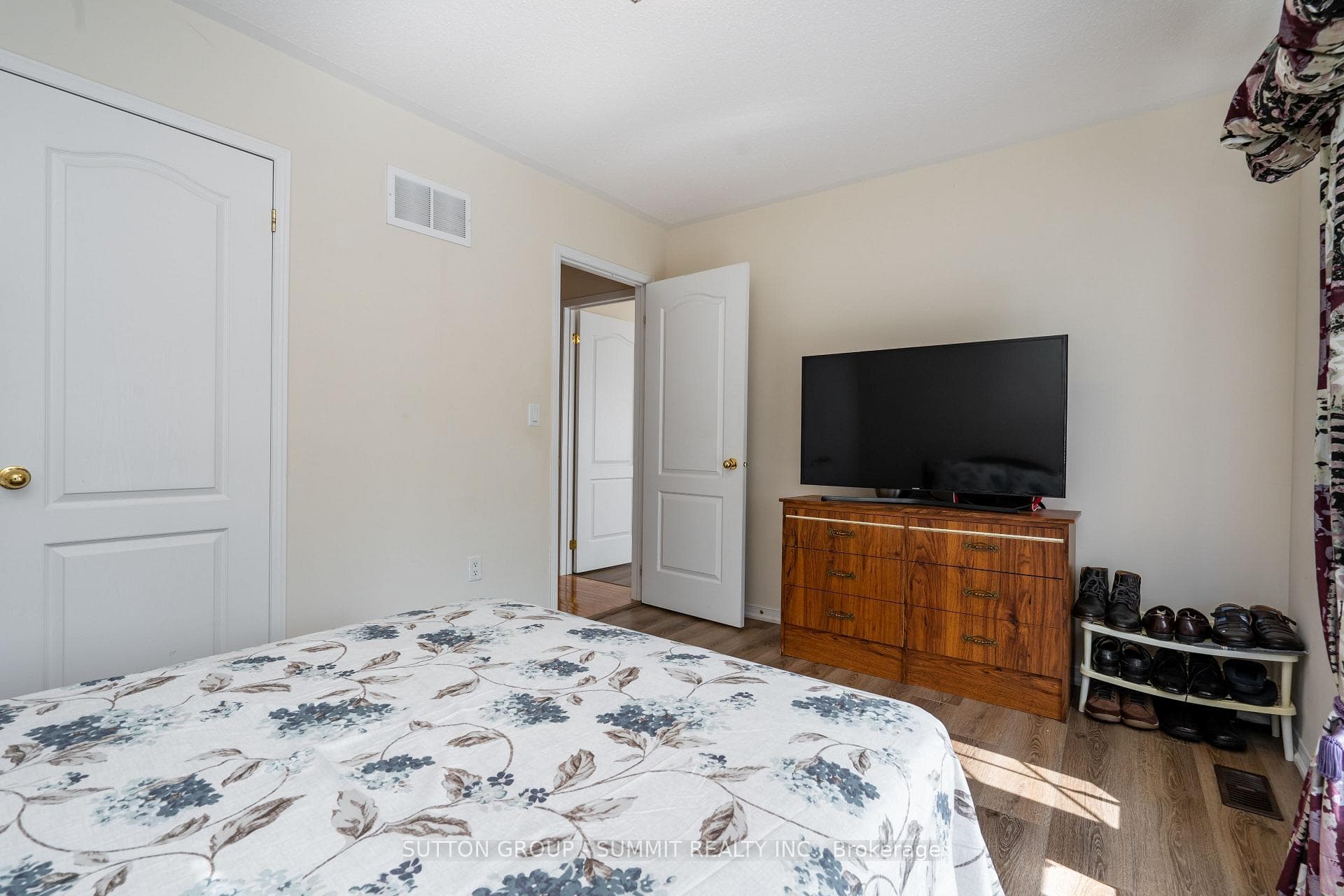 64 KNIGHTSWOOD Crescent photo 34