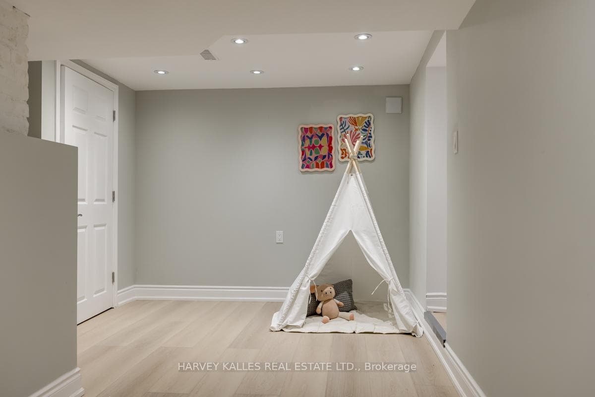 272 St Clements Avenue photo 24