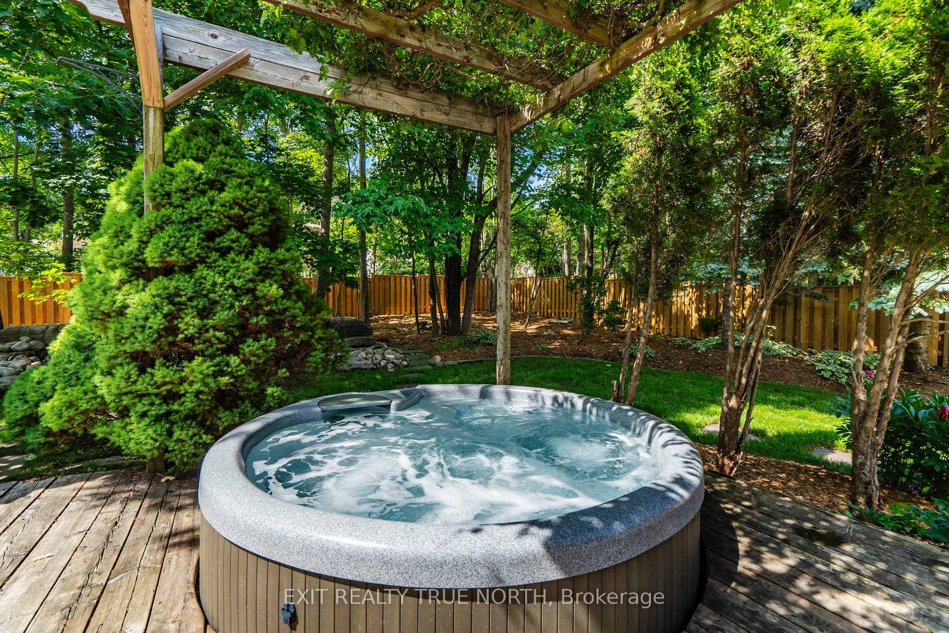 14 Rosewood Avenue photo 38