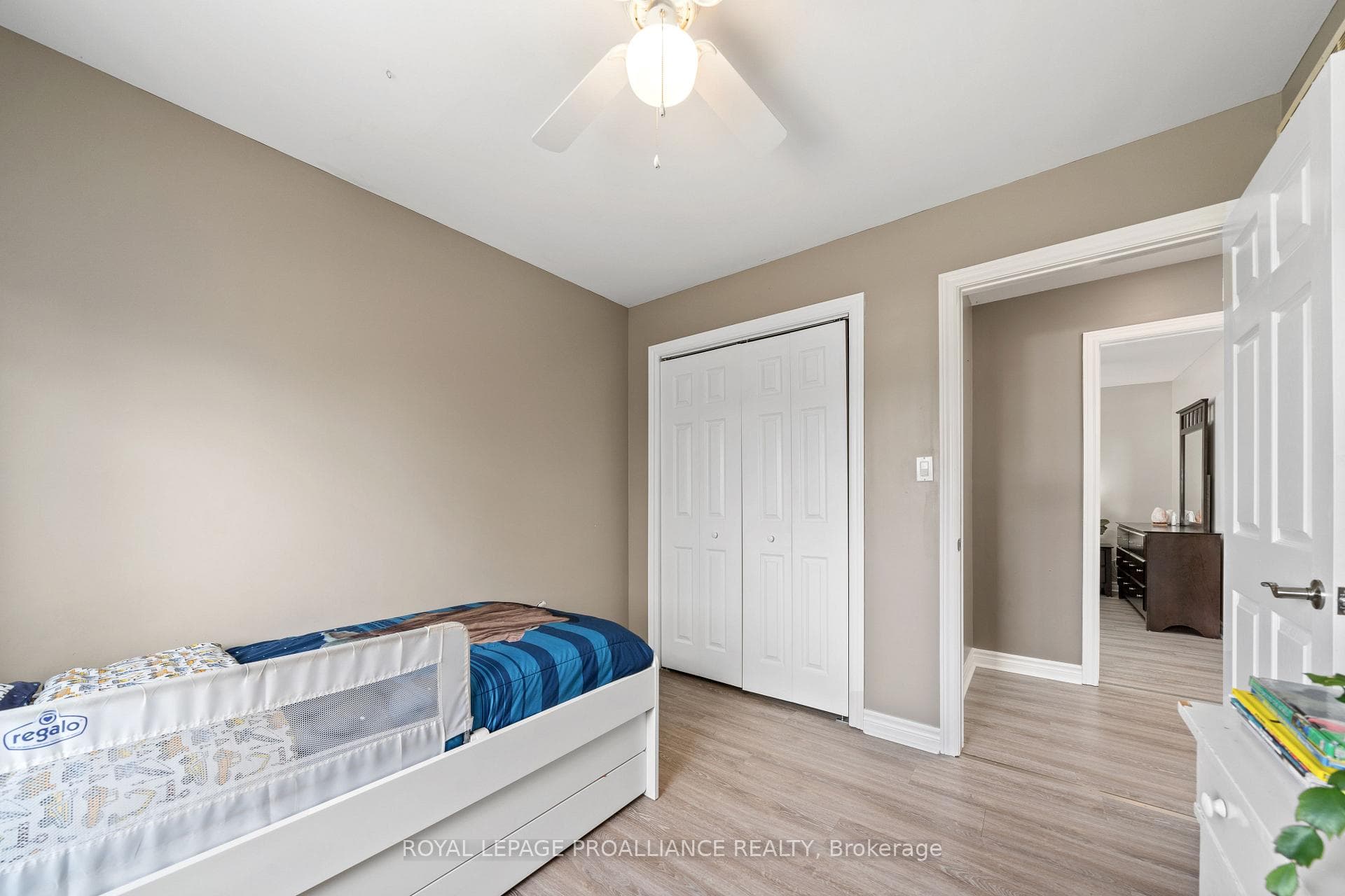 12 STONEGATE Crescent photo 18