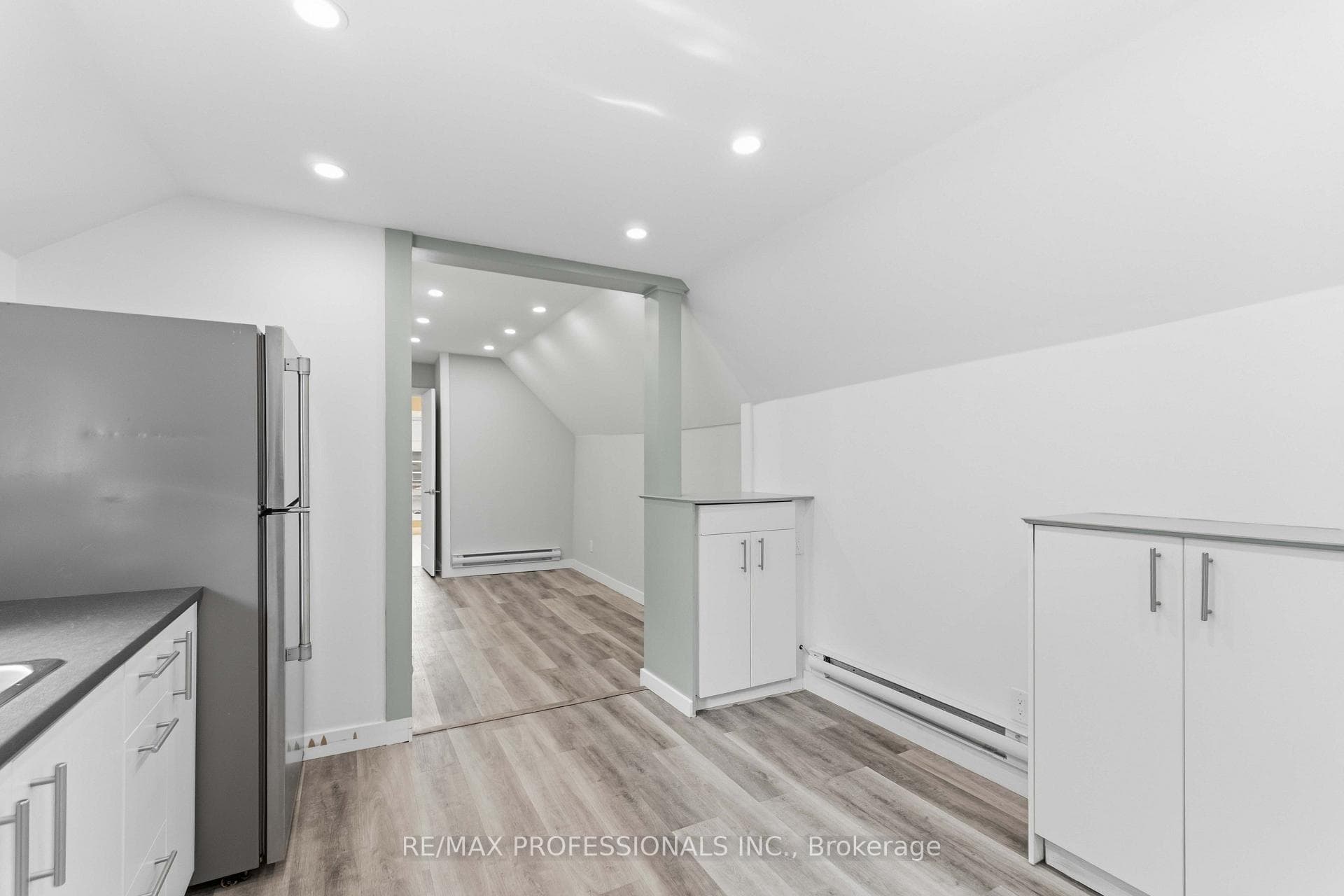 759 Barton Street Unit # Upper photo 6