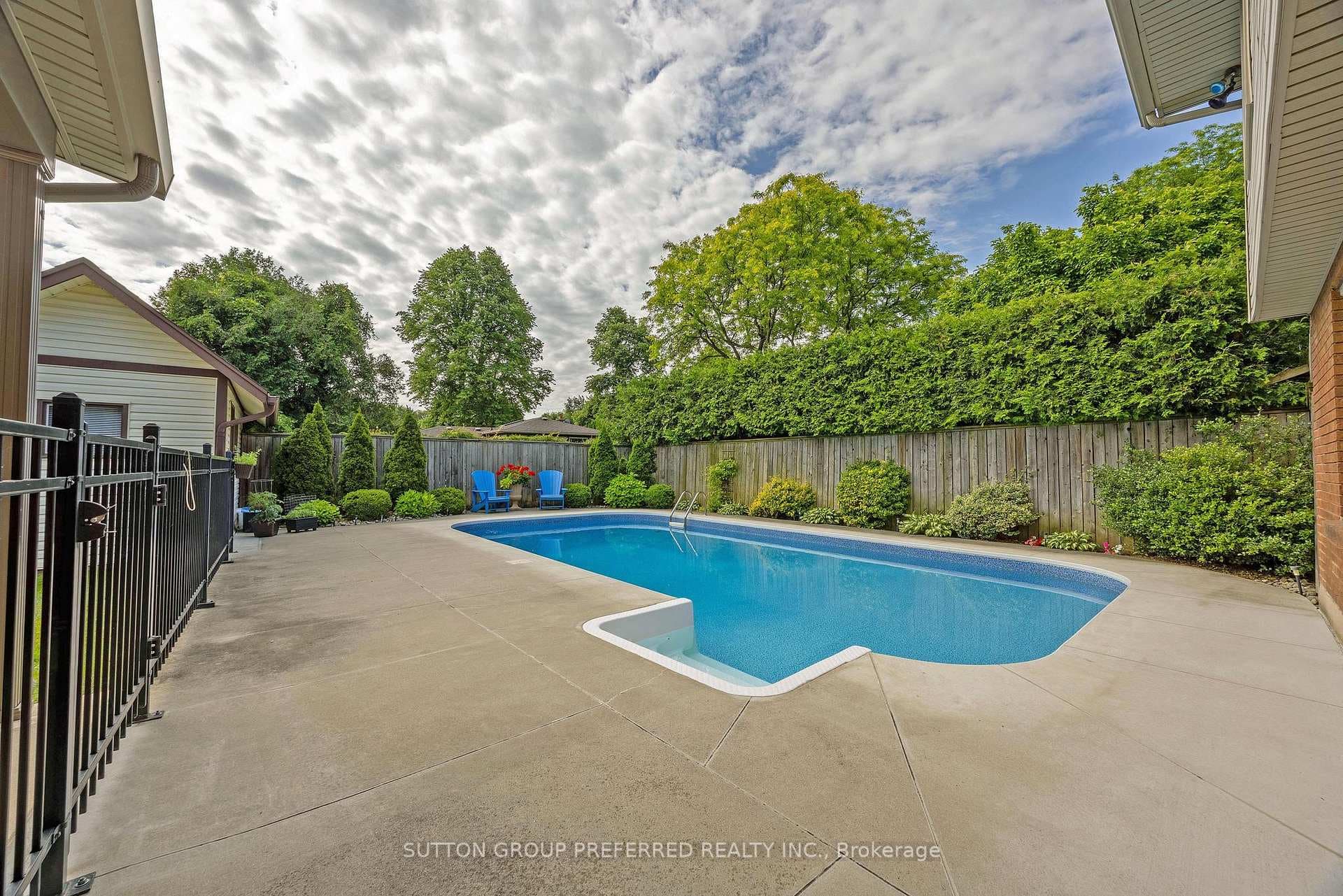 6 CONIFER Crescent photo 11