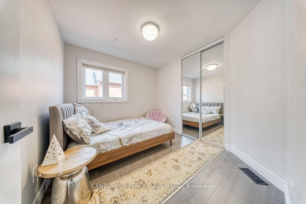 18 Booth Crescent photo 29