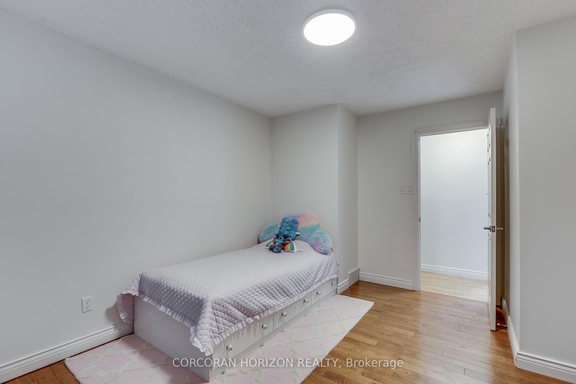 4542 Avenue Road photo 22