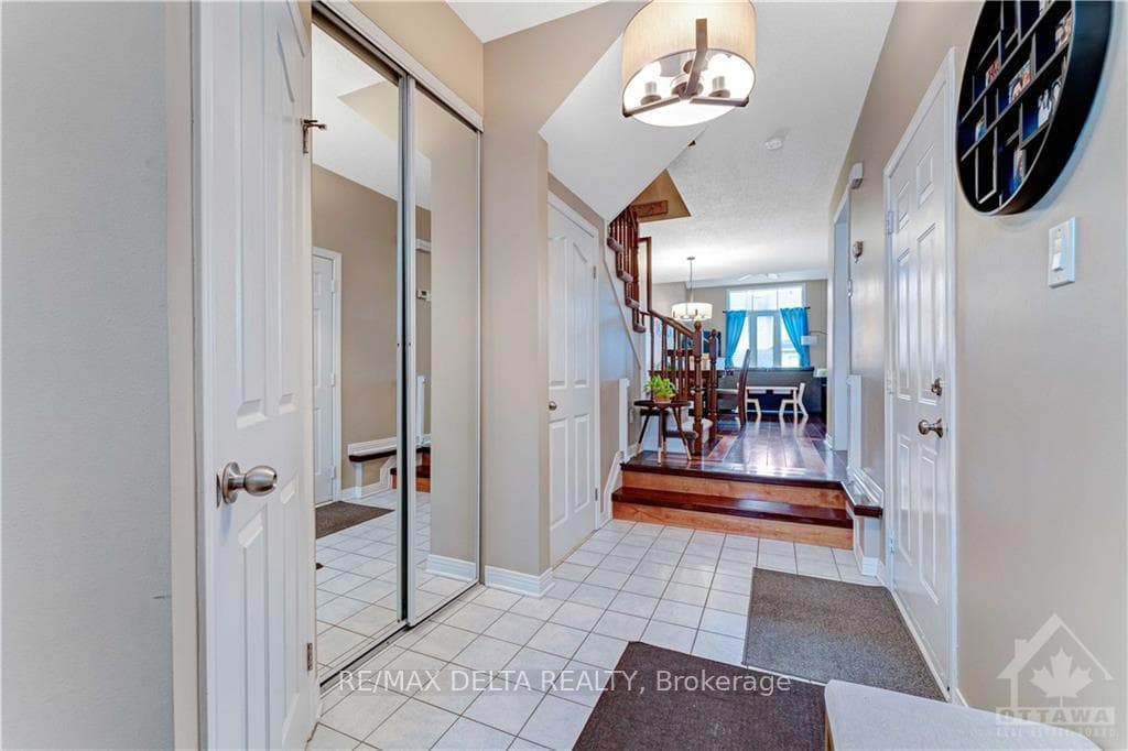 950 MARKWICK Crescent photo 7