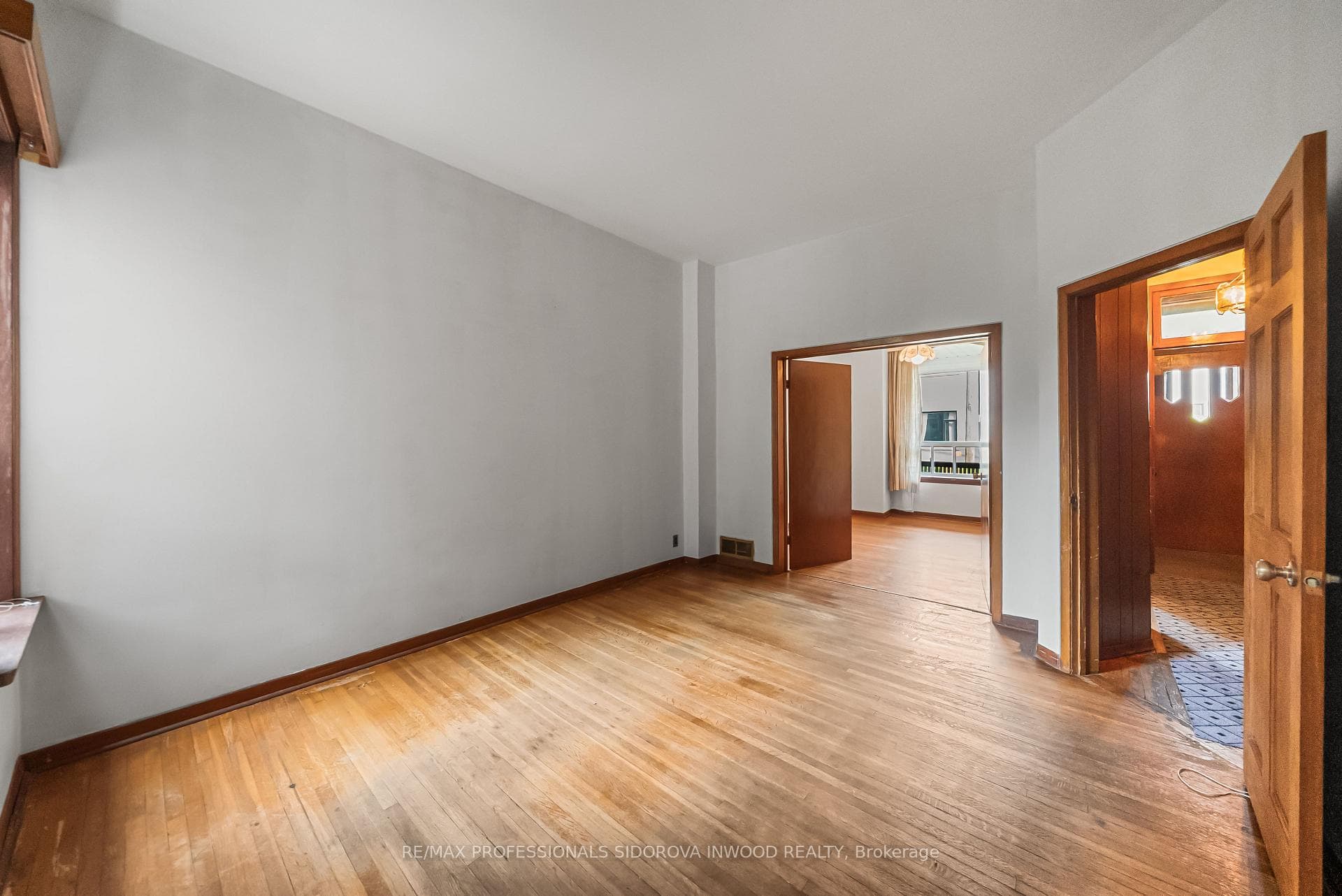 44 Golden Avenue photo 9