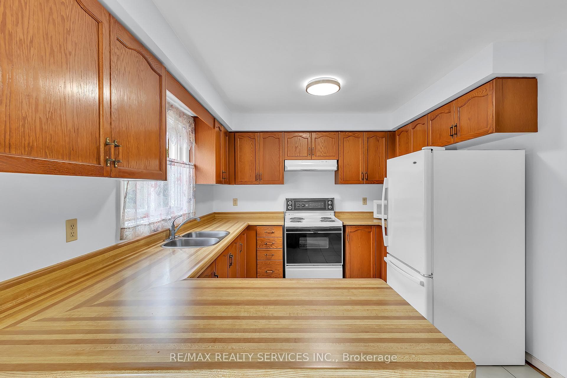 8 Thoroughbred Crescent photo 19