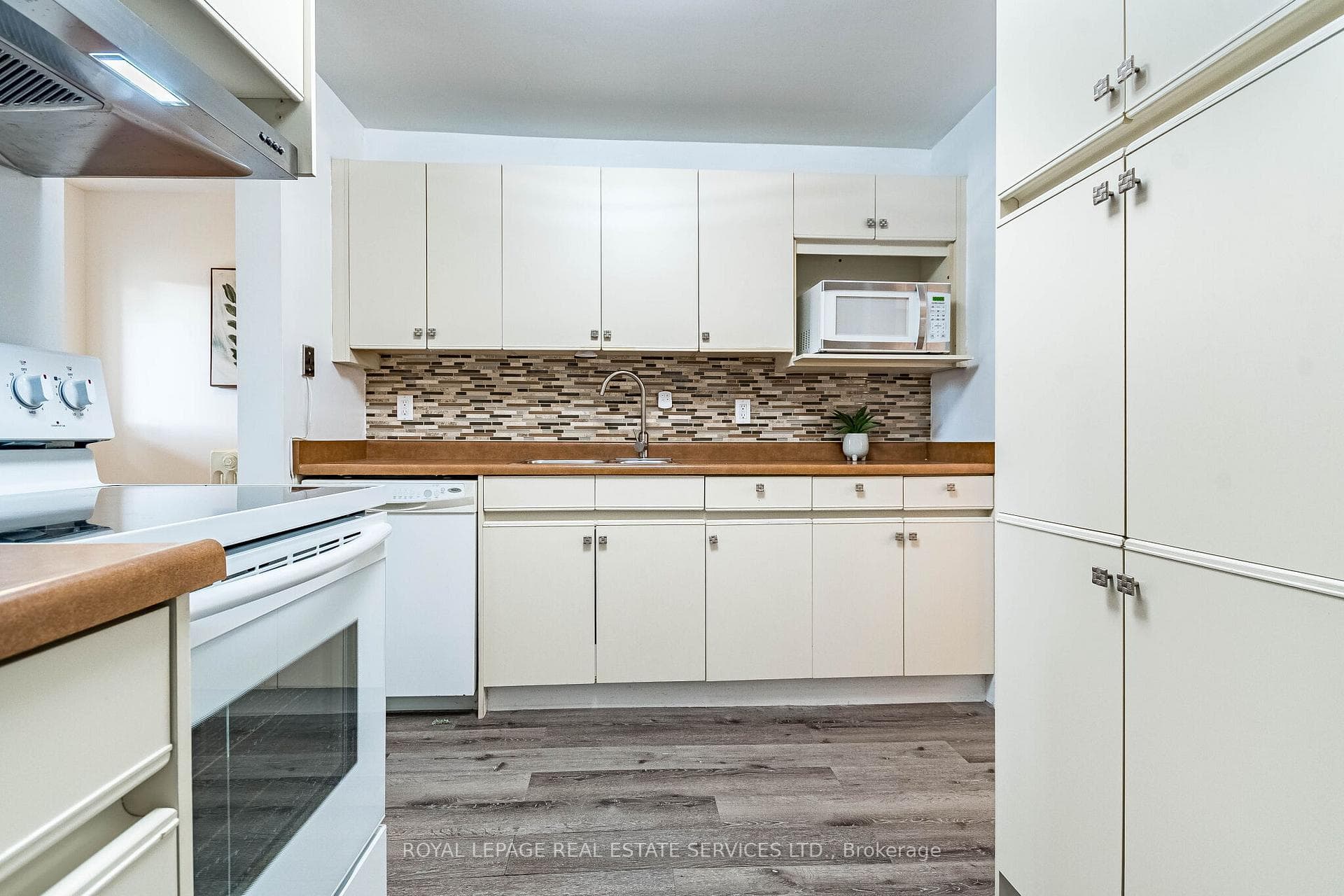 1107 Royal York Road photo 10