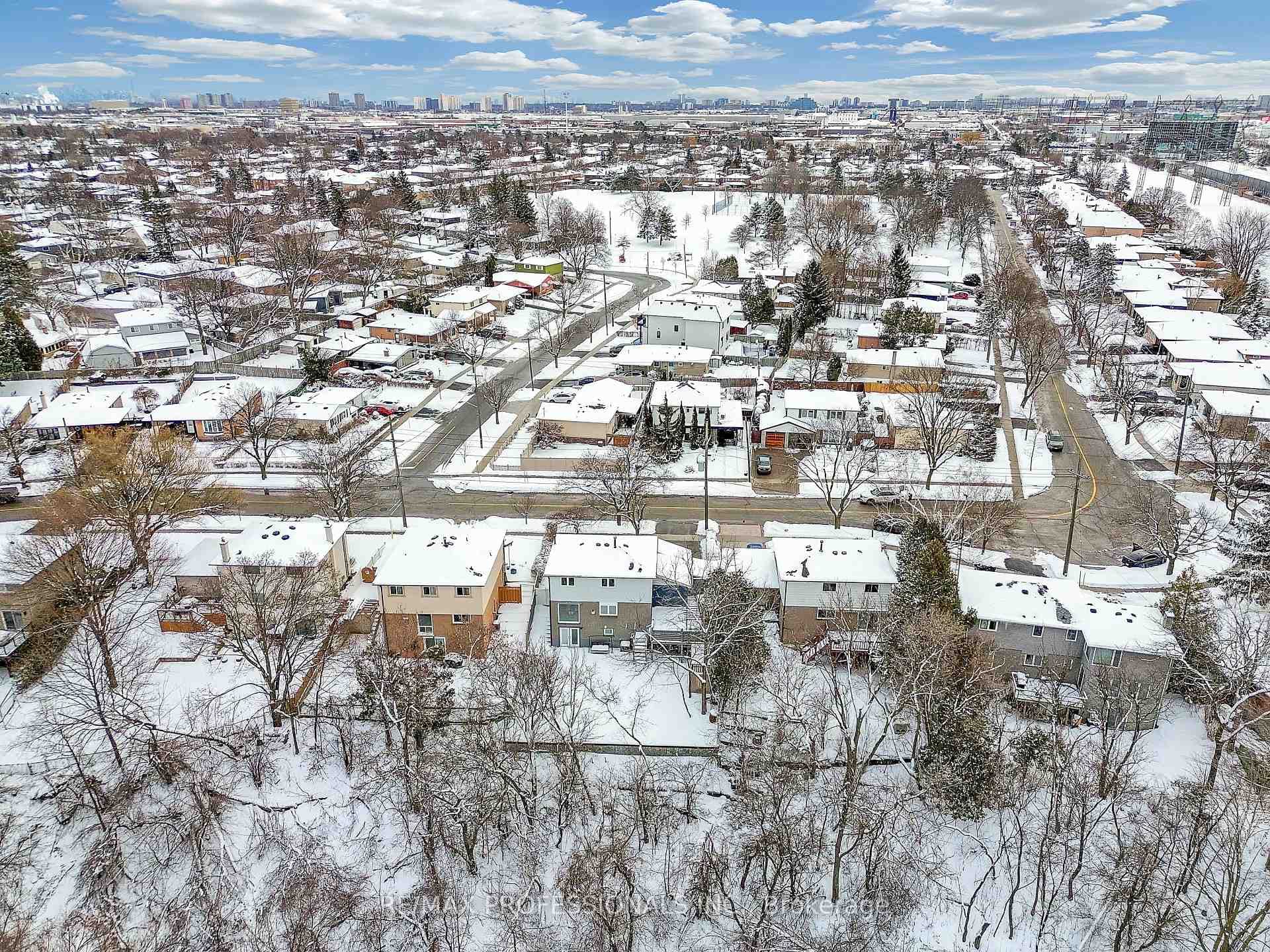 99 Mercury Road photo 34