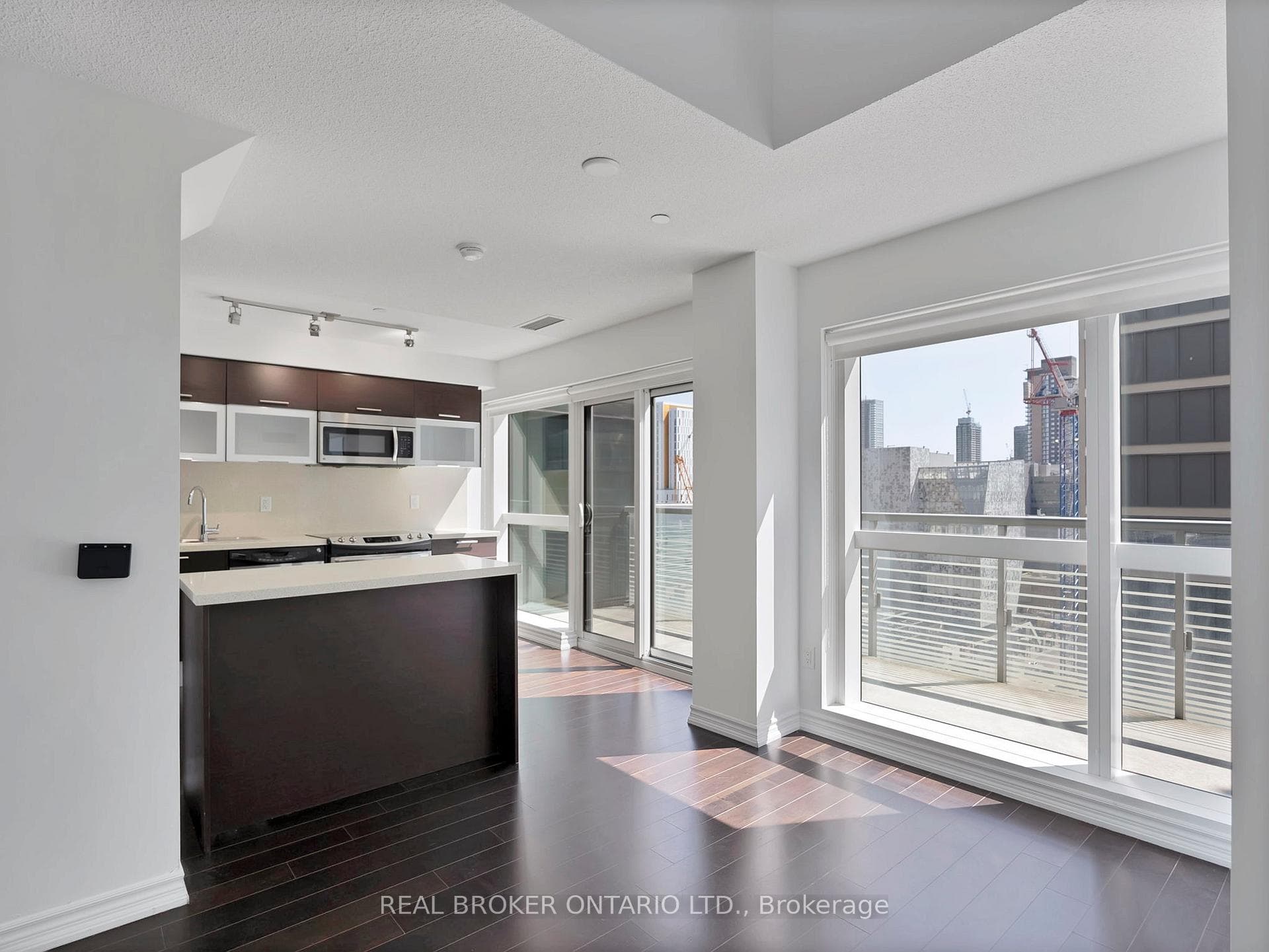 386 Yonge Street Unit 912 photo 8