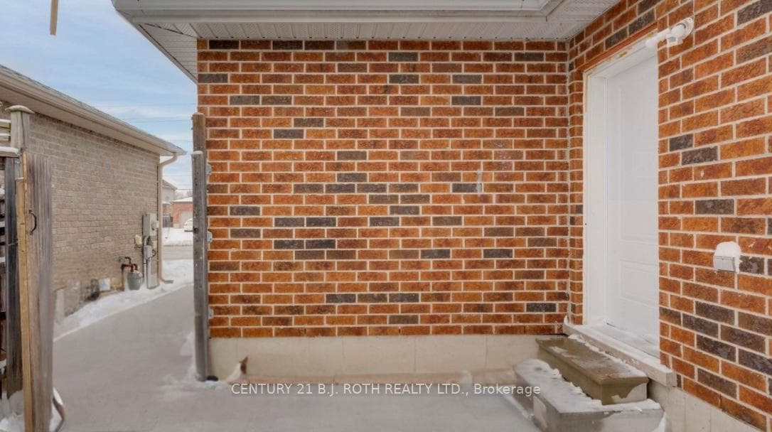 361 GEORGIAN Drive Unit LOWER photo 2