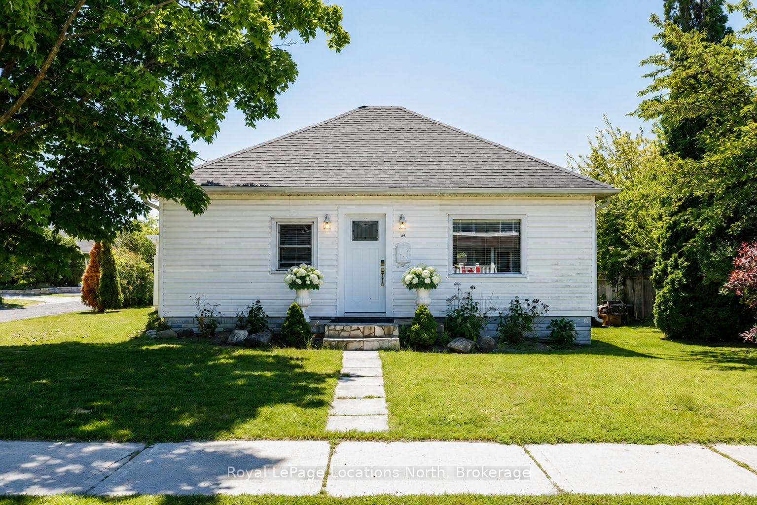 196 SIMCOE Street photo 1