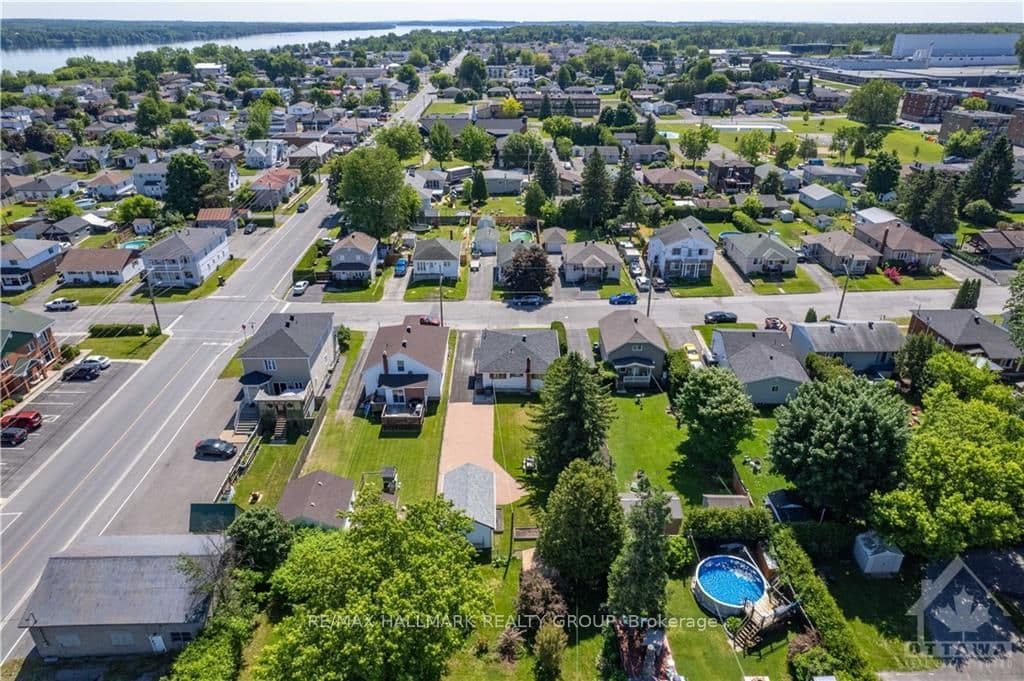 424 CHAMPLAIN Street photo 3