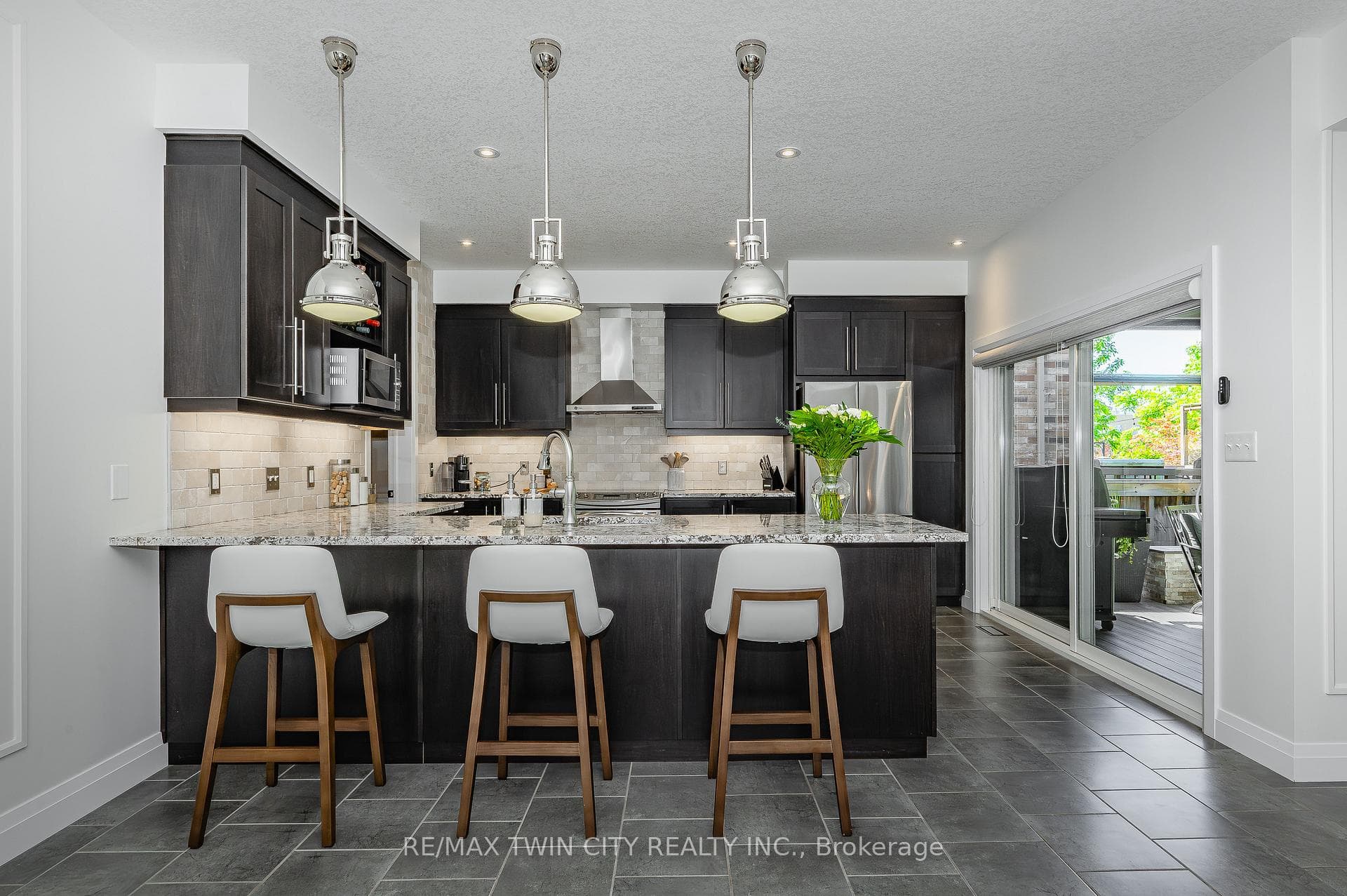 568 Netherwood Crescent photo 11
