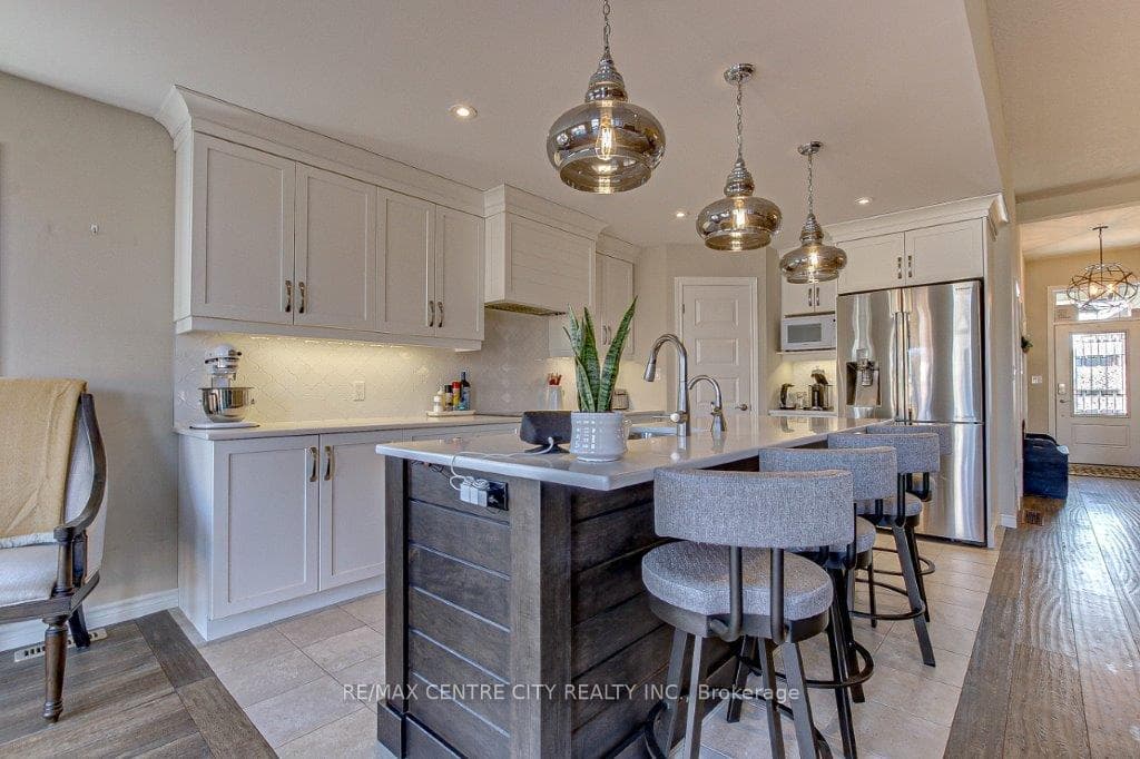 402 Larry Street photo 6