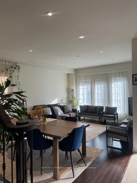 33 Mansbridge Crescent photo 3