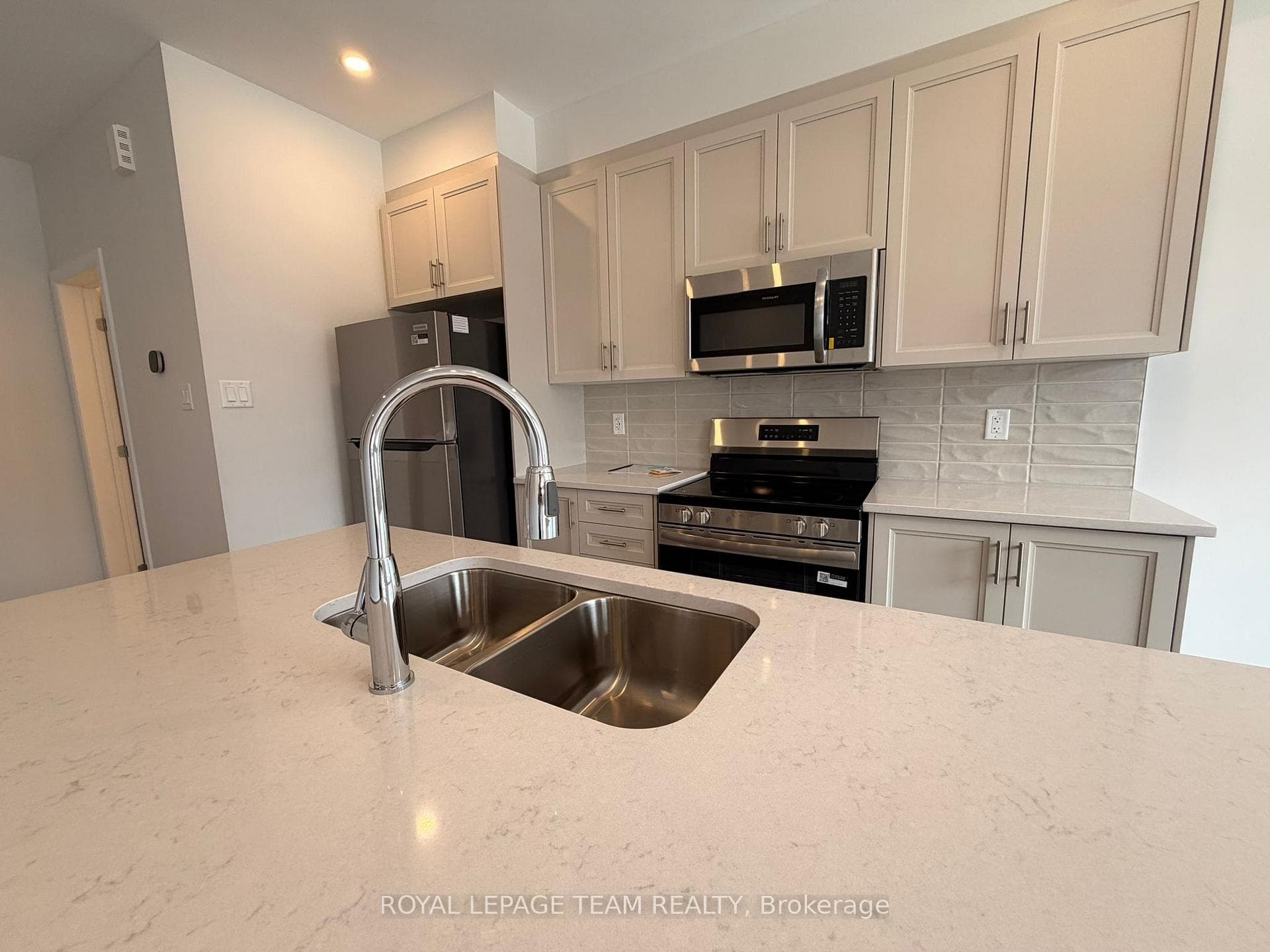 377 Bankside Way photo 9