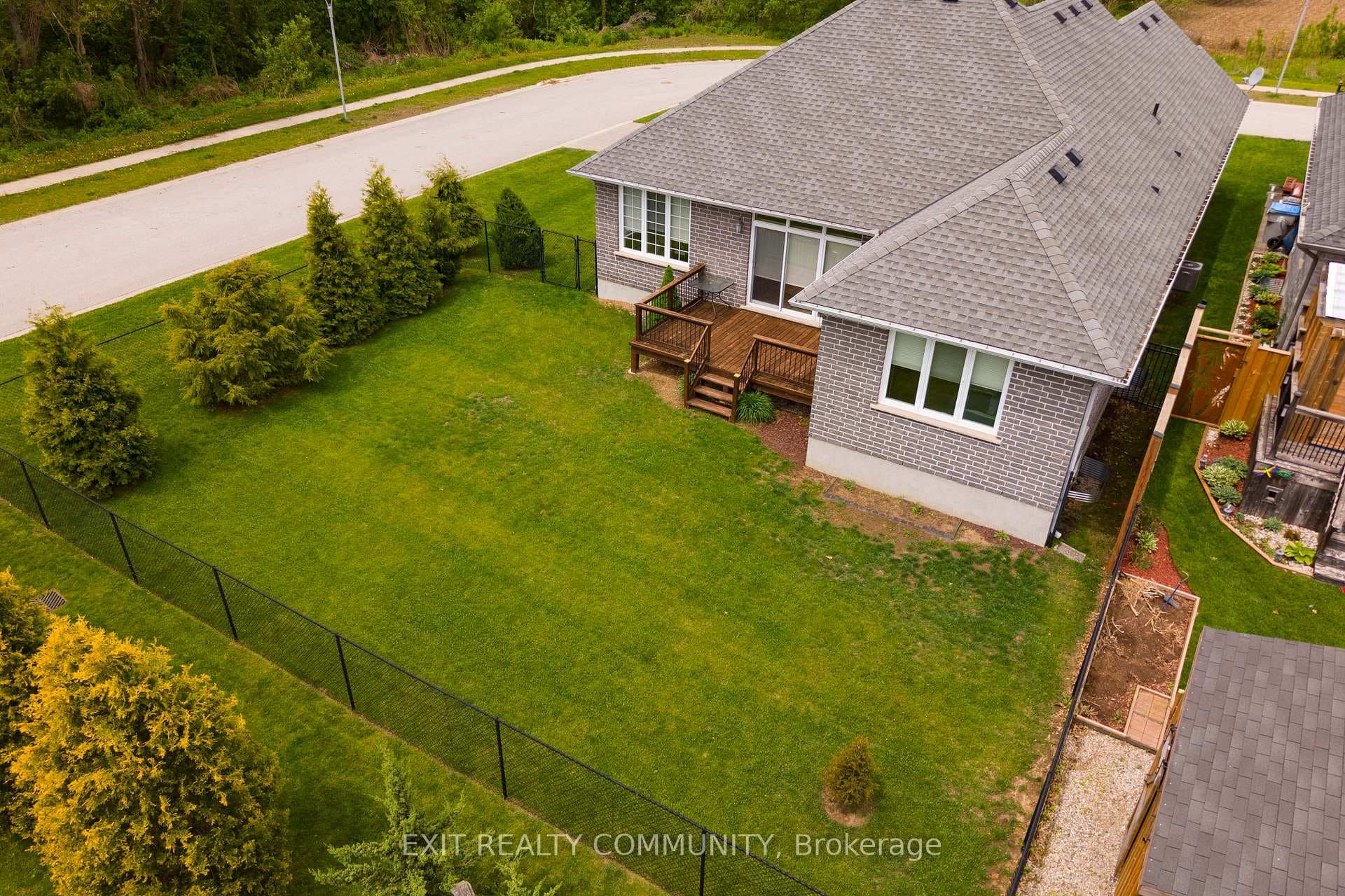 598 Bennett Crescent photo 3