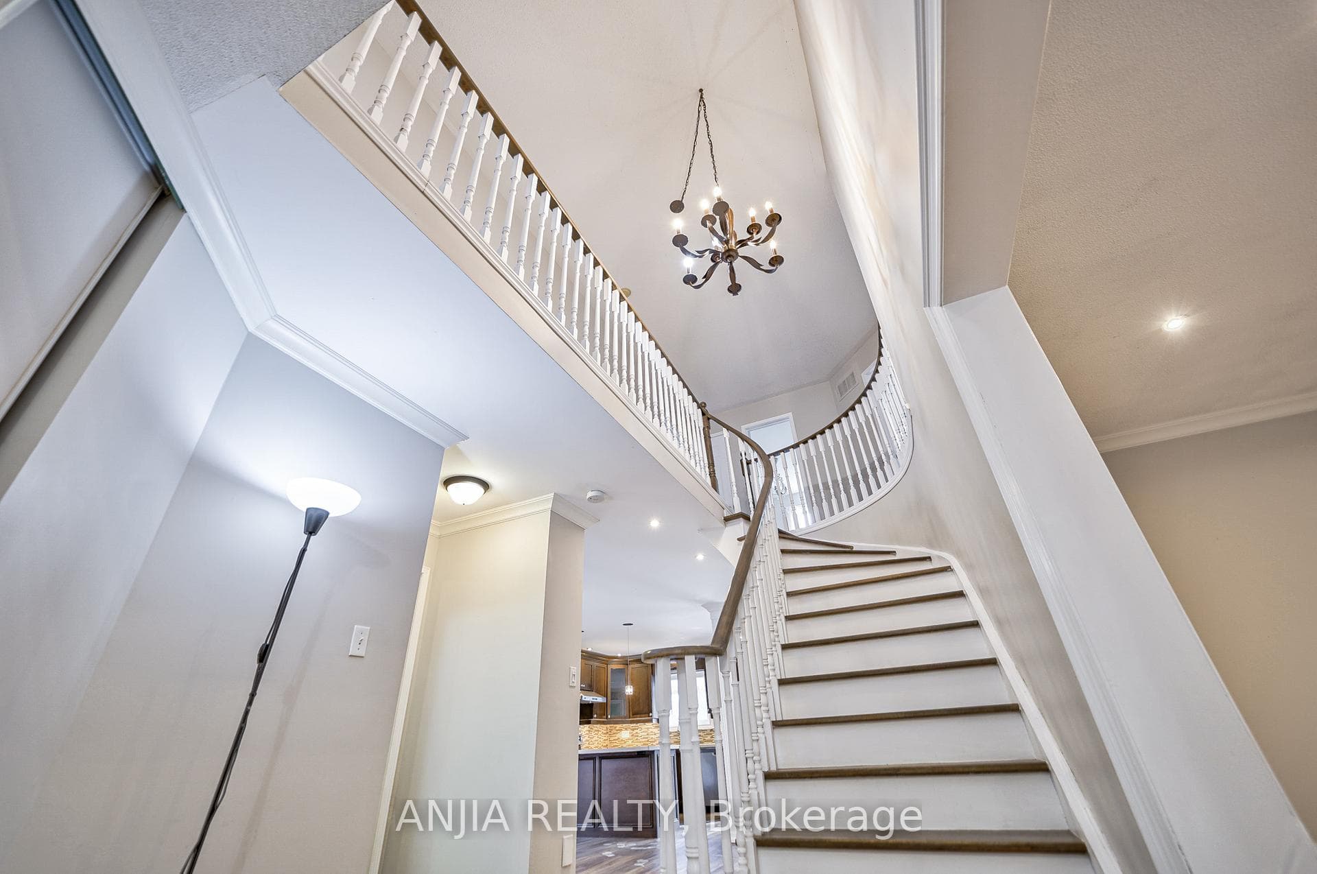 5 Holmes Crescent photo 6
