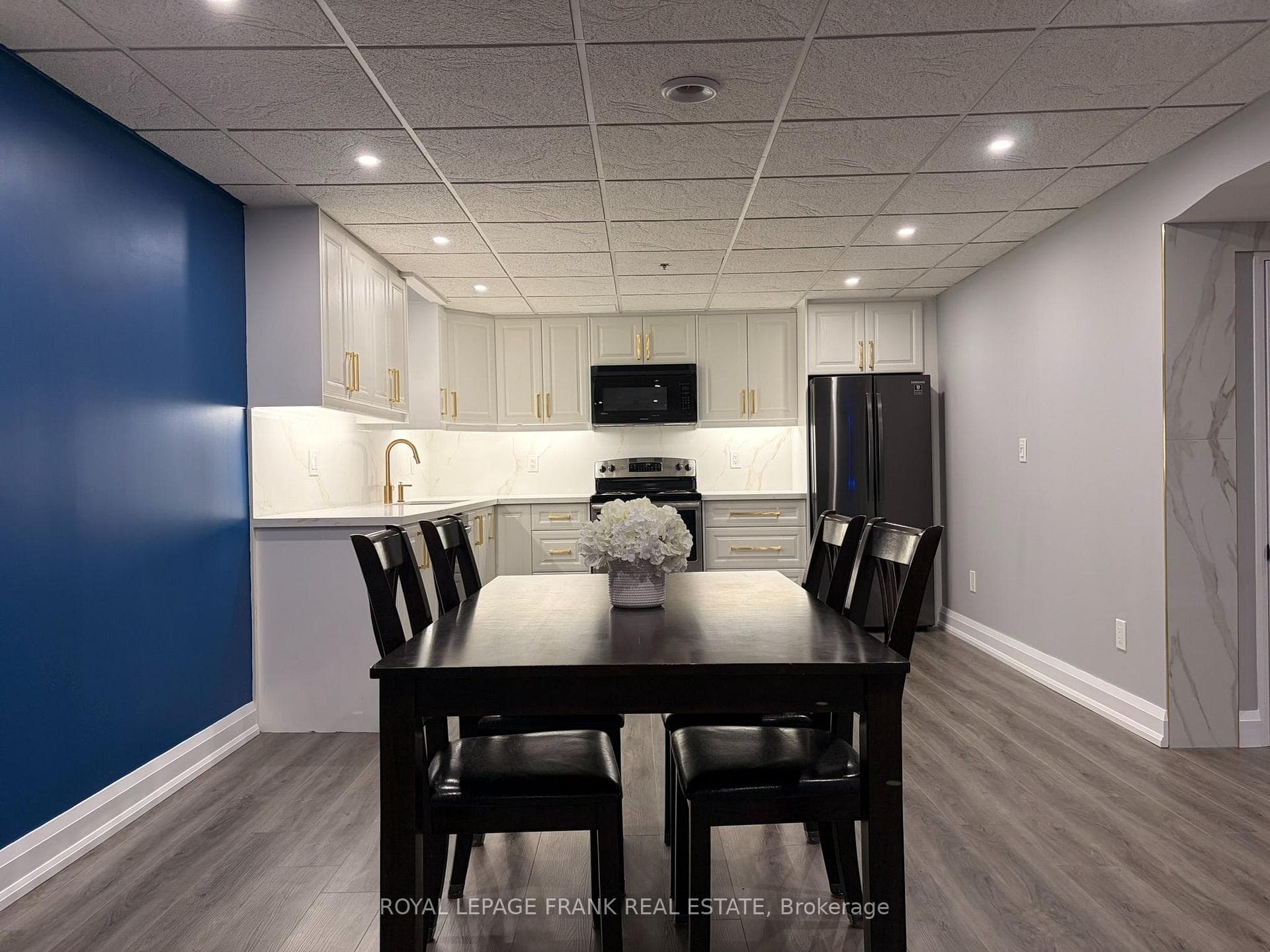 Eat-in Kitchen