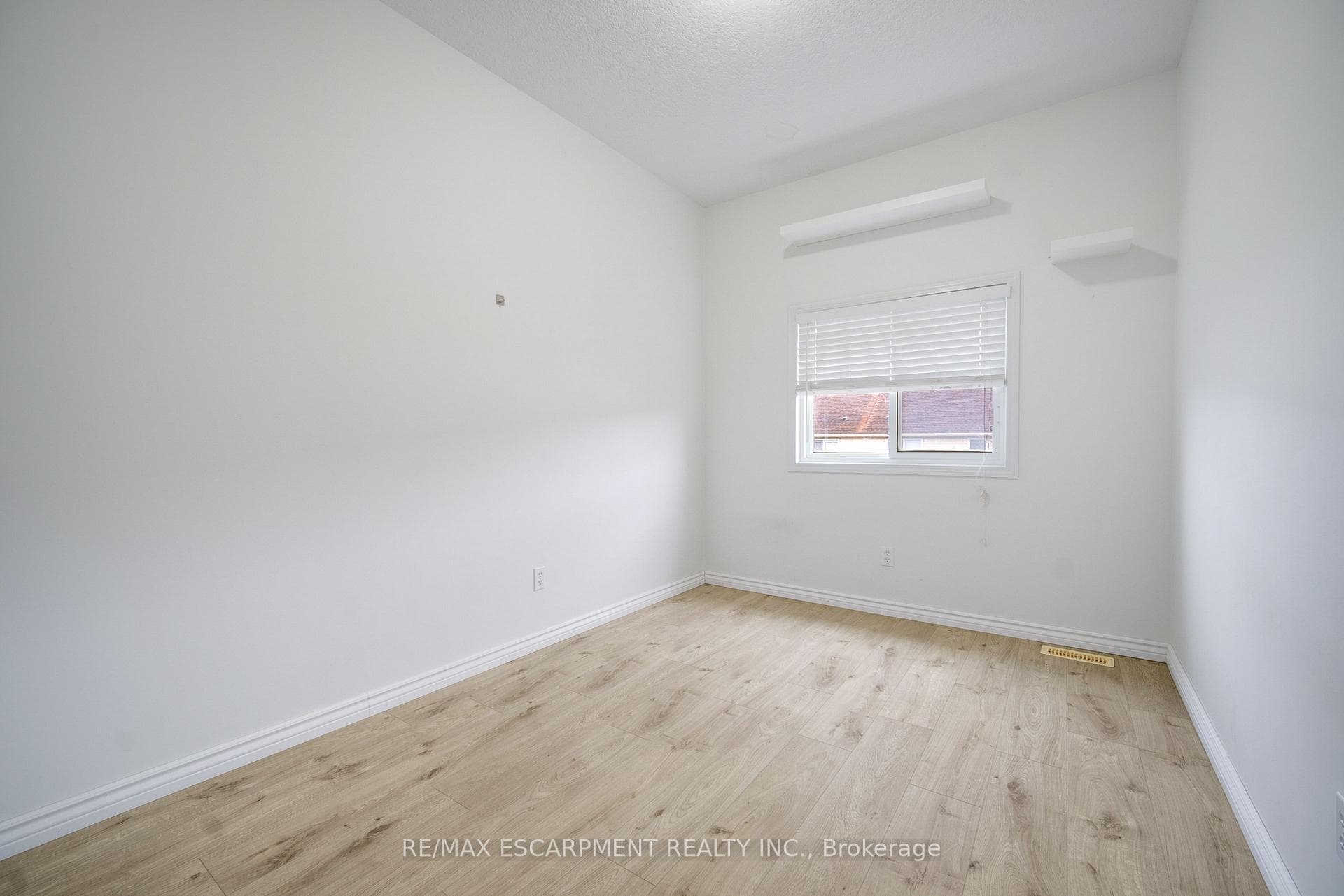 284 Sophia Crescent photo 30