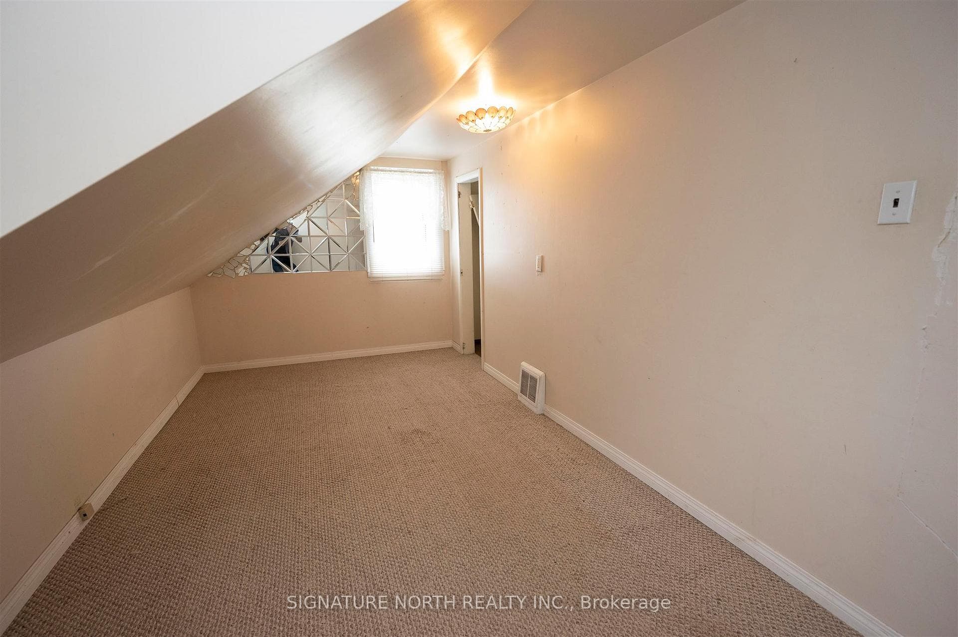 84 Empress Avenue North photo 21
