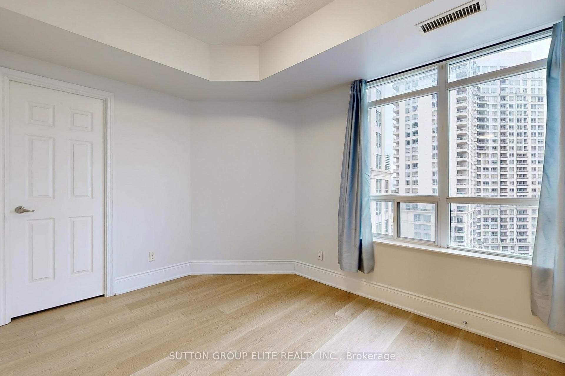 310 Burnhamthorpe Road Unit 1511 photo 11