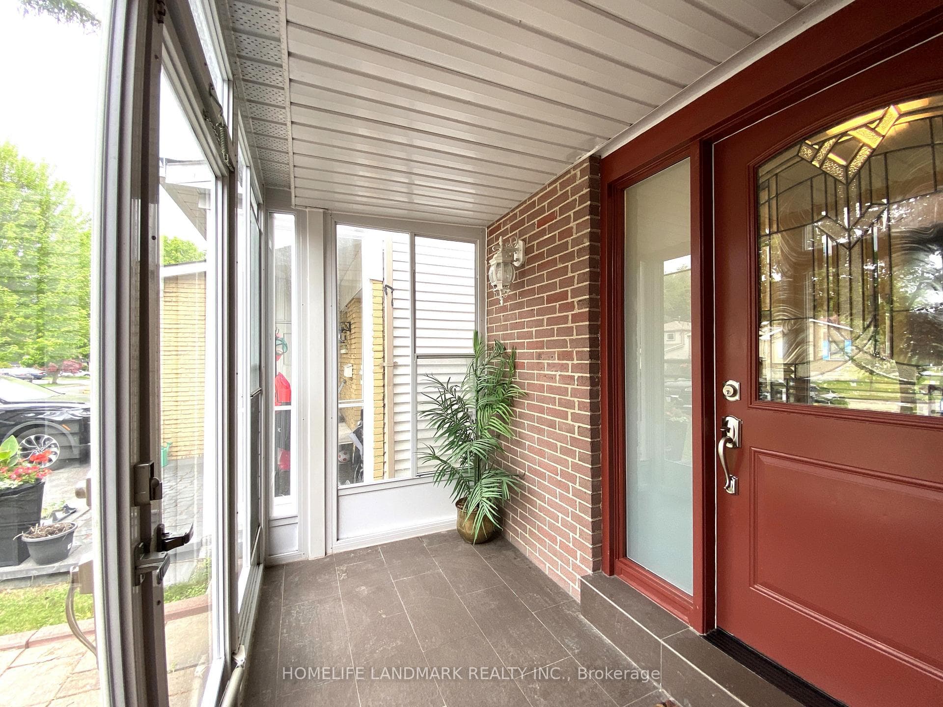 228 Snowshoe Crescent photo 2