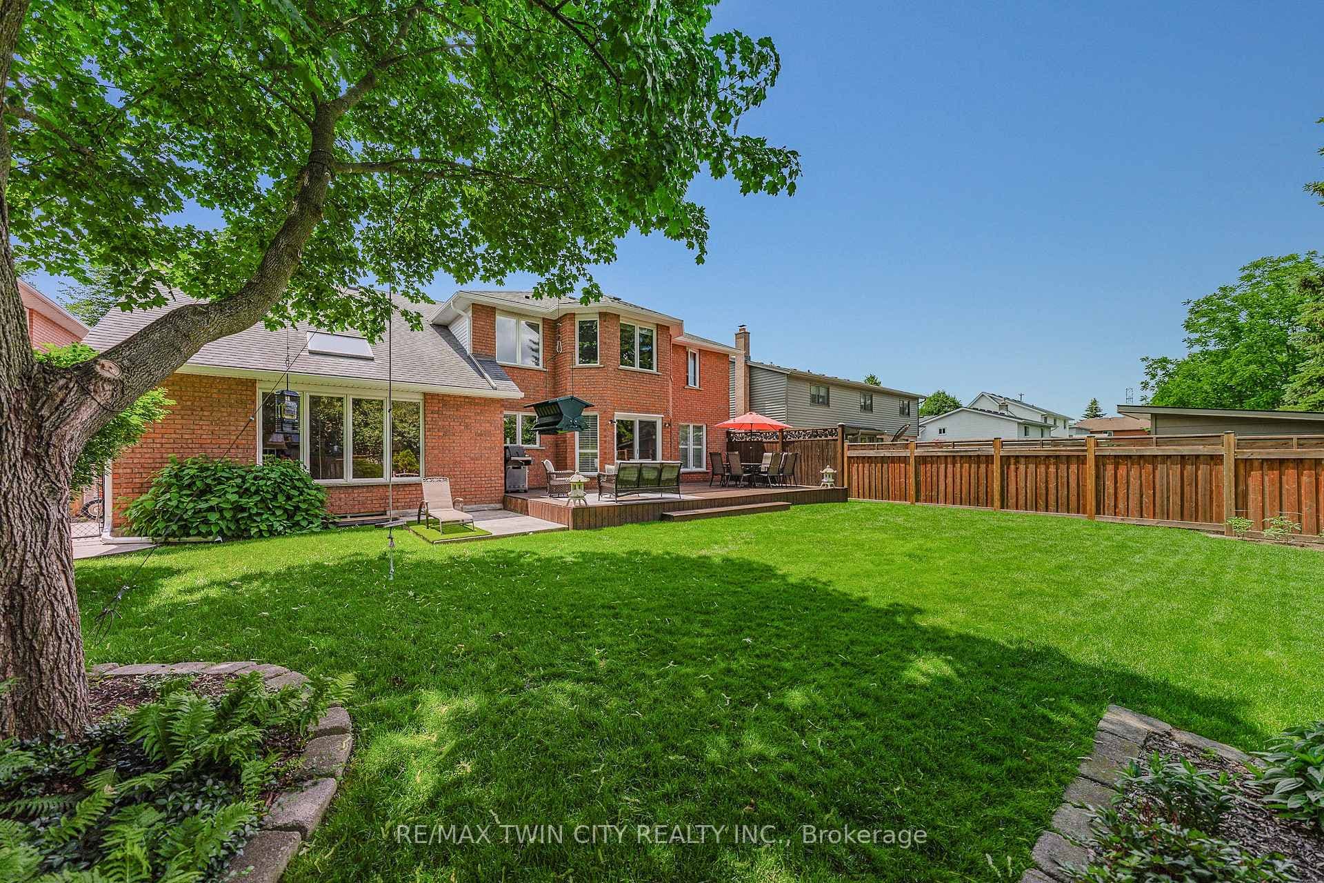 612 Stonebury Crescent photo 46
