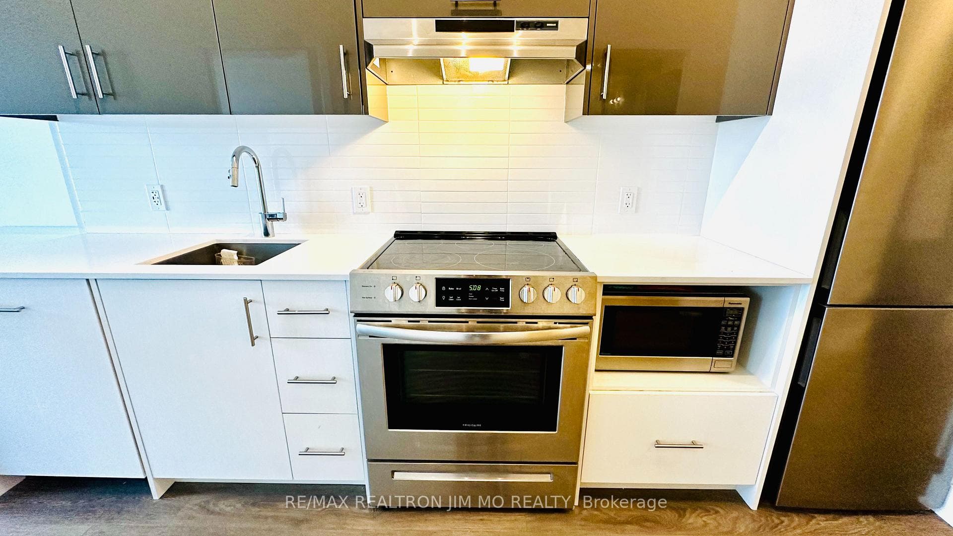 188 FAIRVIEW MALL Drive Unit 522 photo 4