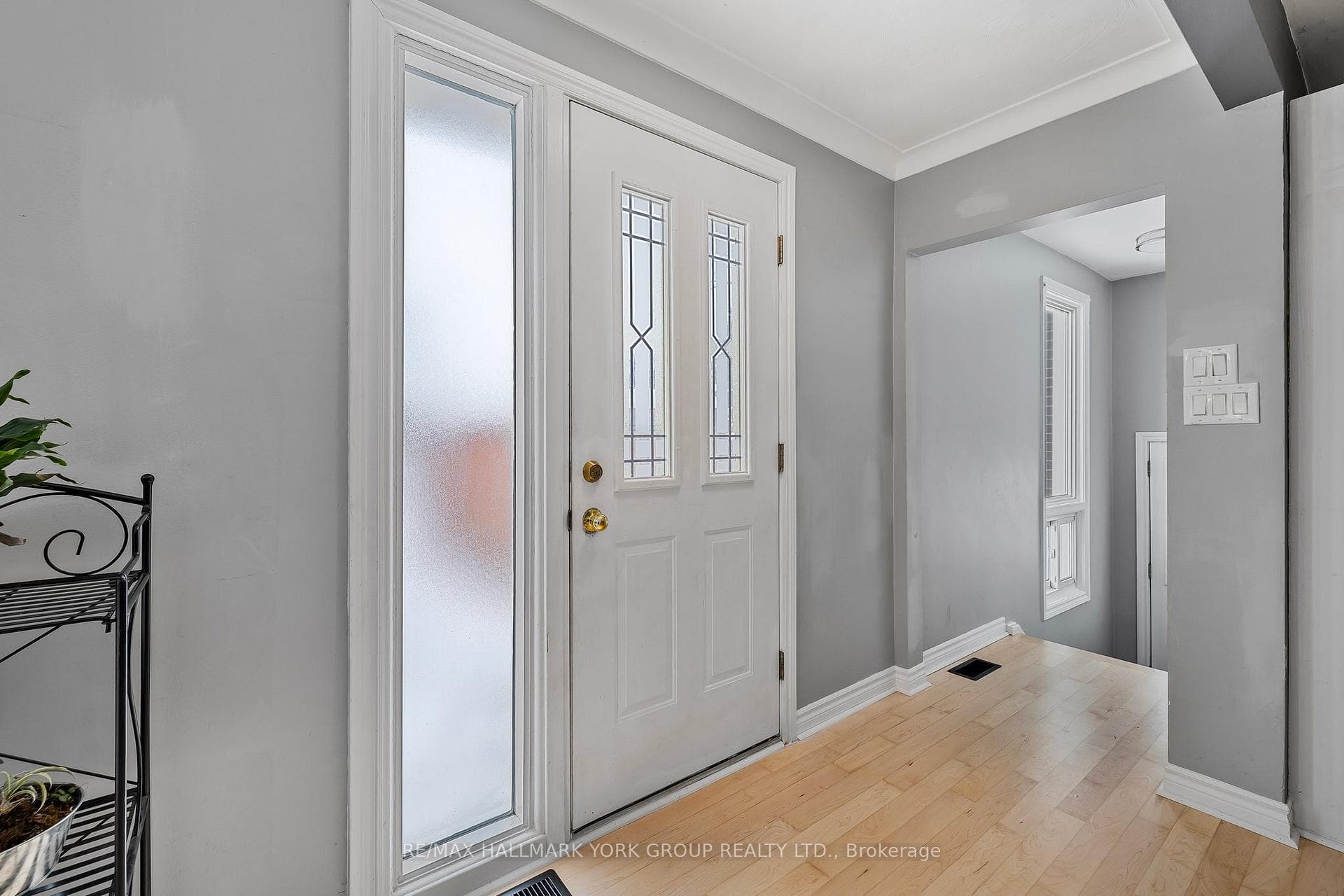 4073 Tomken Road photo 6