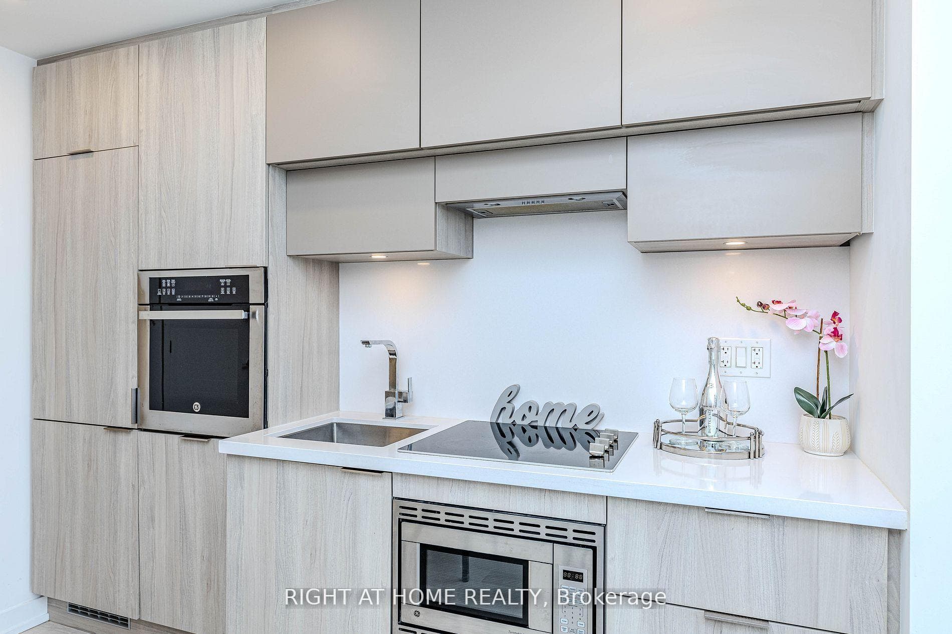 39 Roehampton Avenue Unit 1301 photo 7