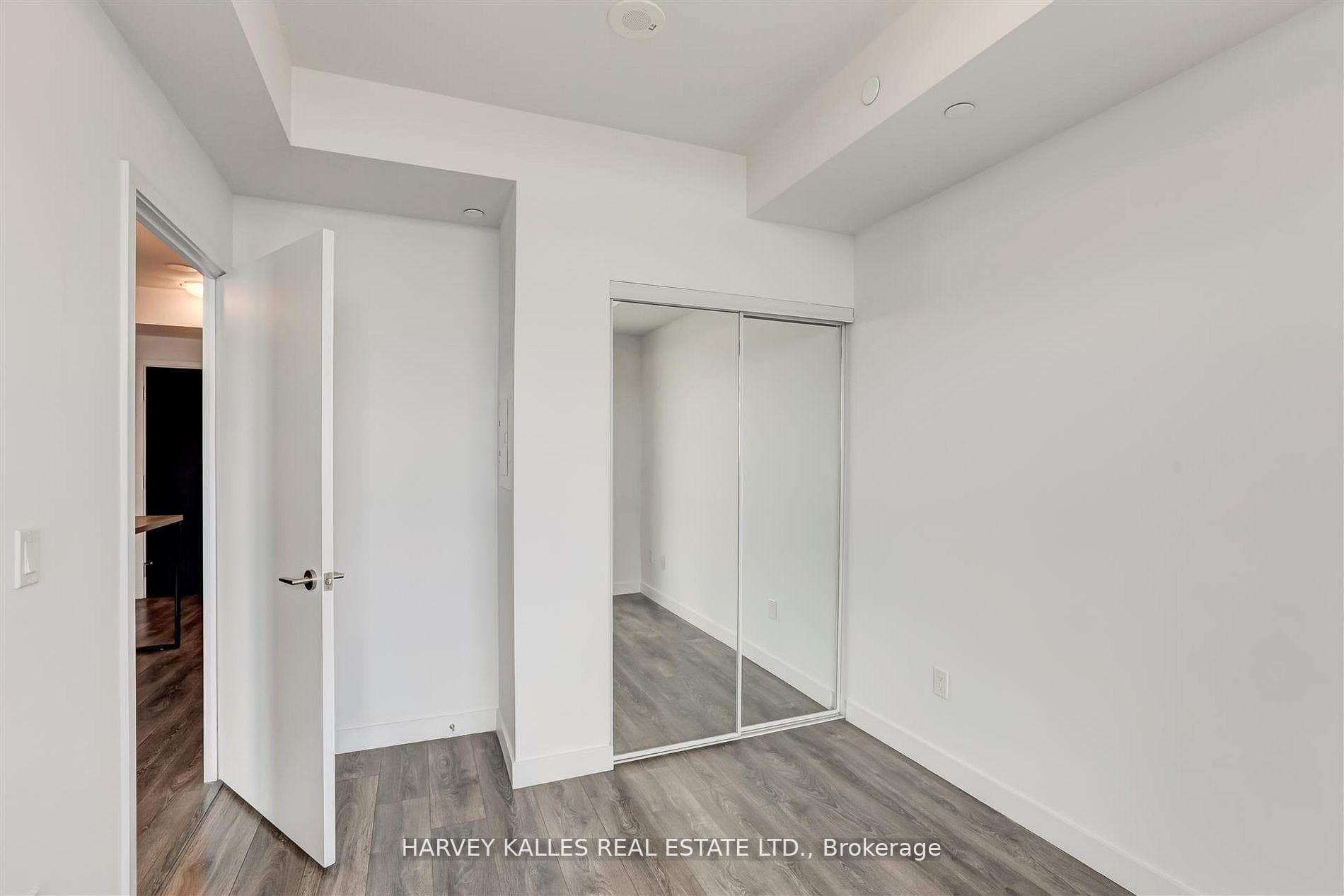 8 Eglinton Avenue Unit 5209 photo 28