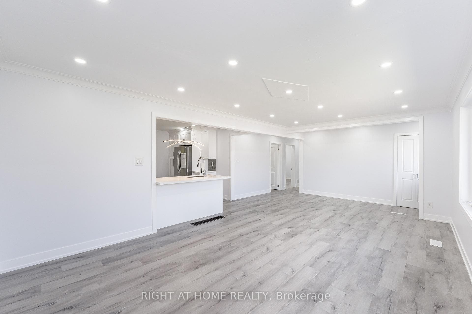 996 Barton Street photo 10