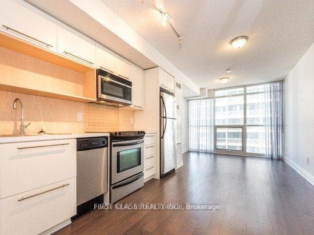 25 Carlton Street Unit 909 photo 7