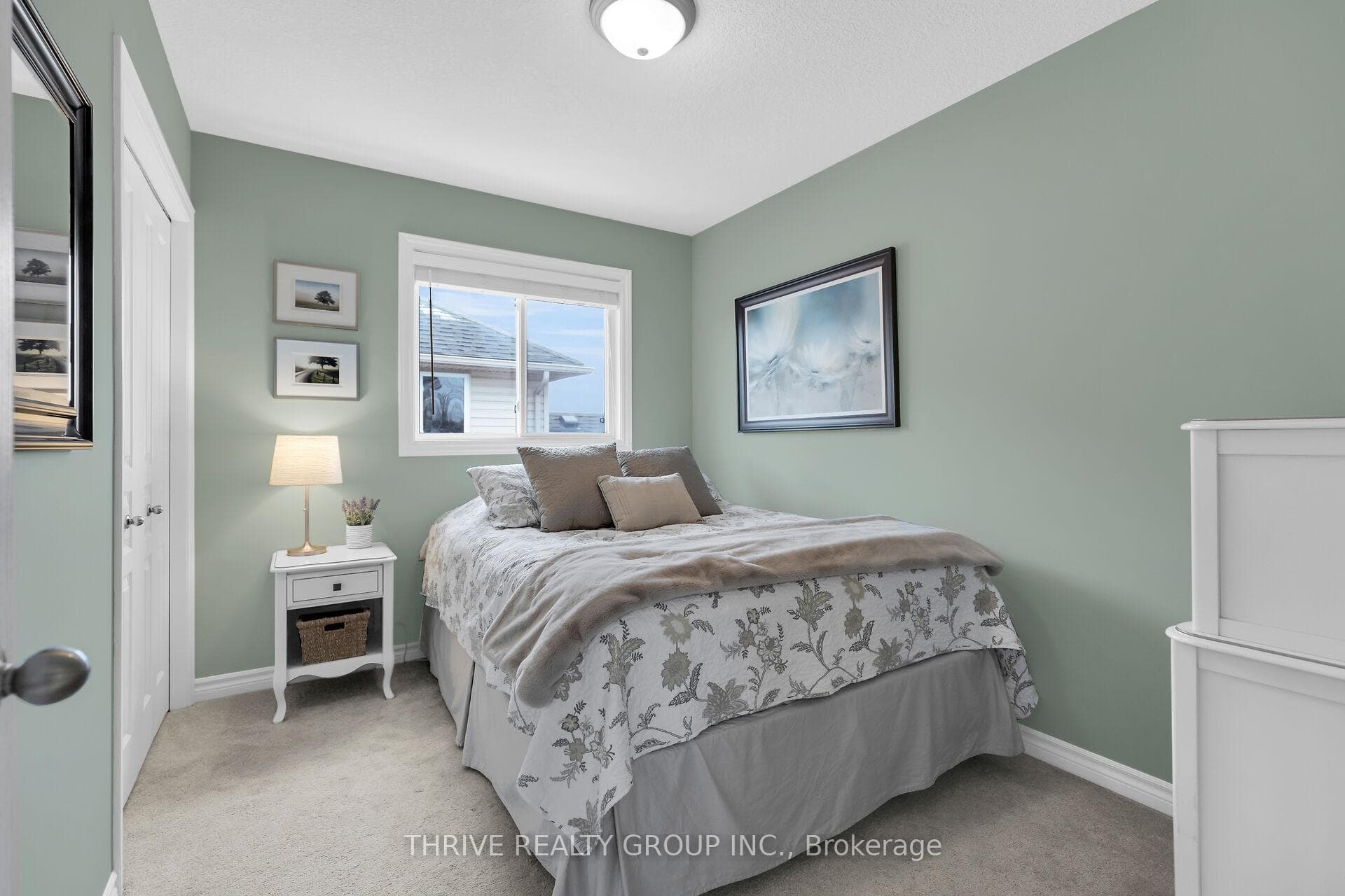 1663 Bayswater Crescent photo 12