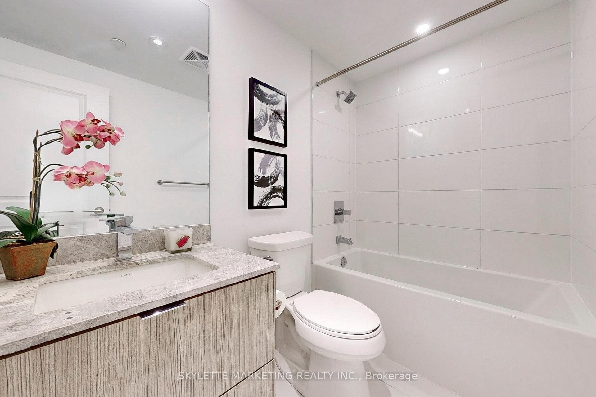 395 Bloor Street Unit 3201 photo 2
