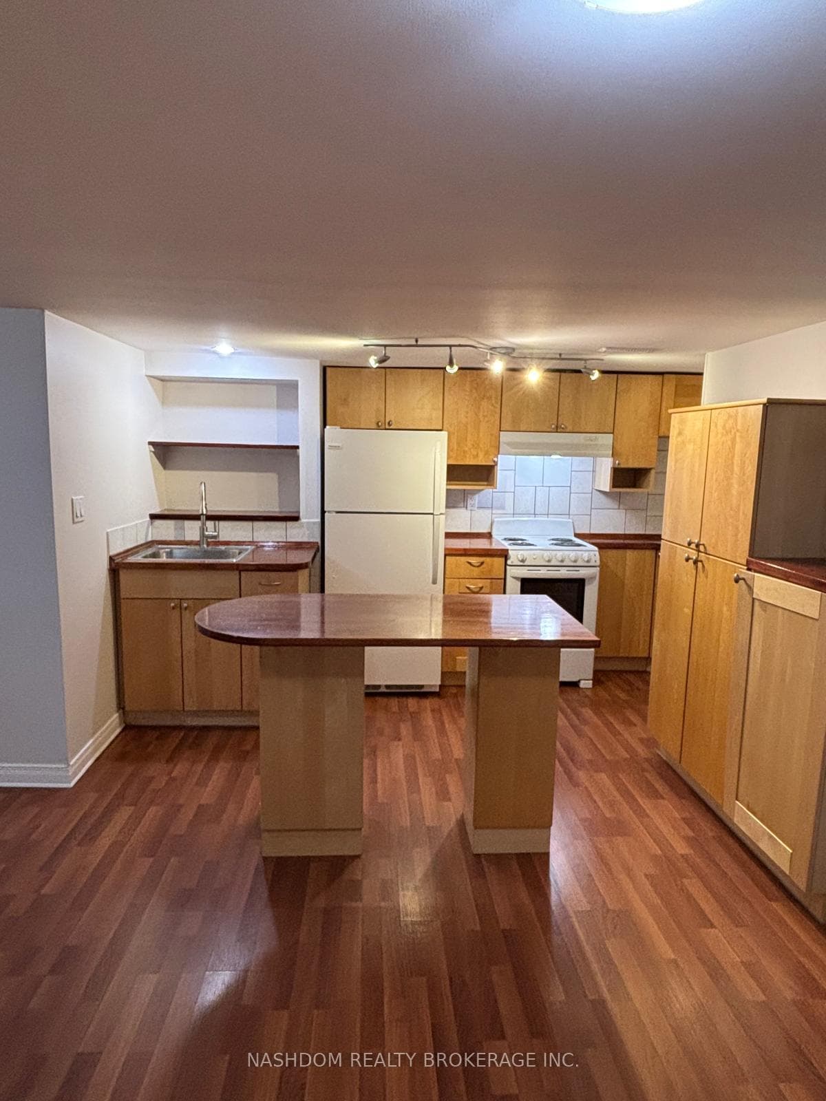 209 Balsam Avenue Unit Lower photo 3